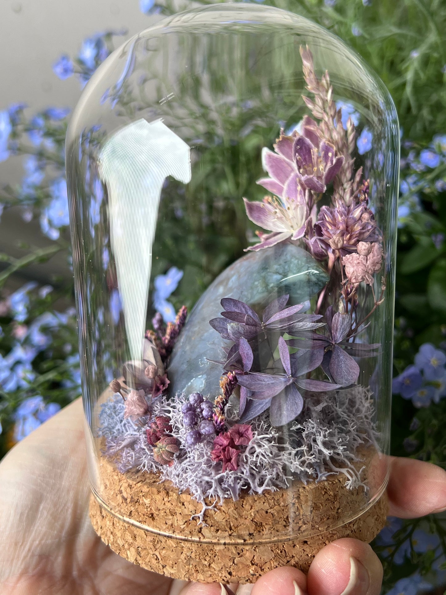 Diorama mit Achatmond und Blumen
