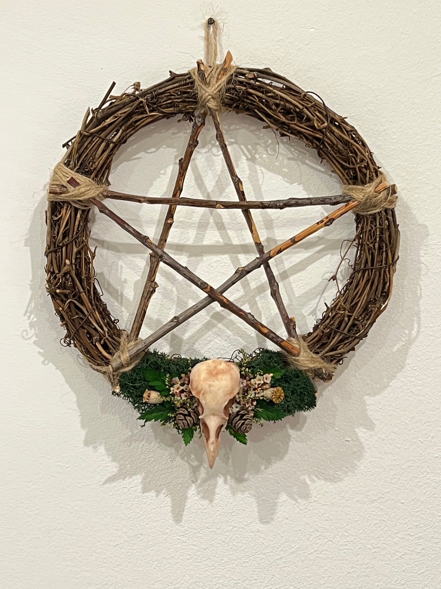 Kranz mit Pentagram und Vogelschädel aus Kunstharz