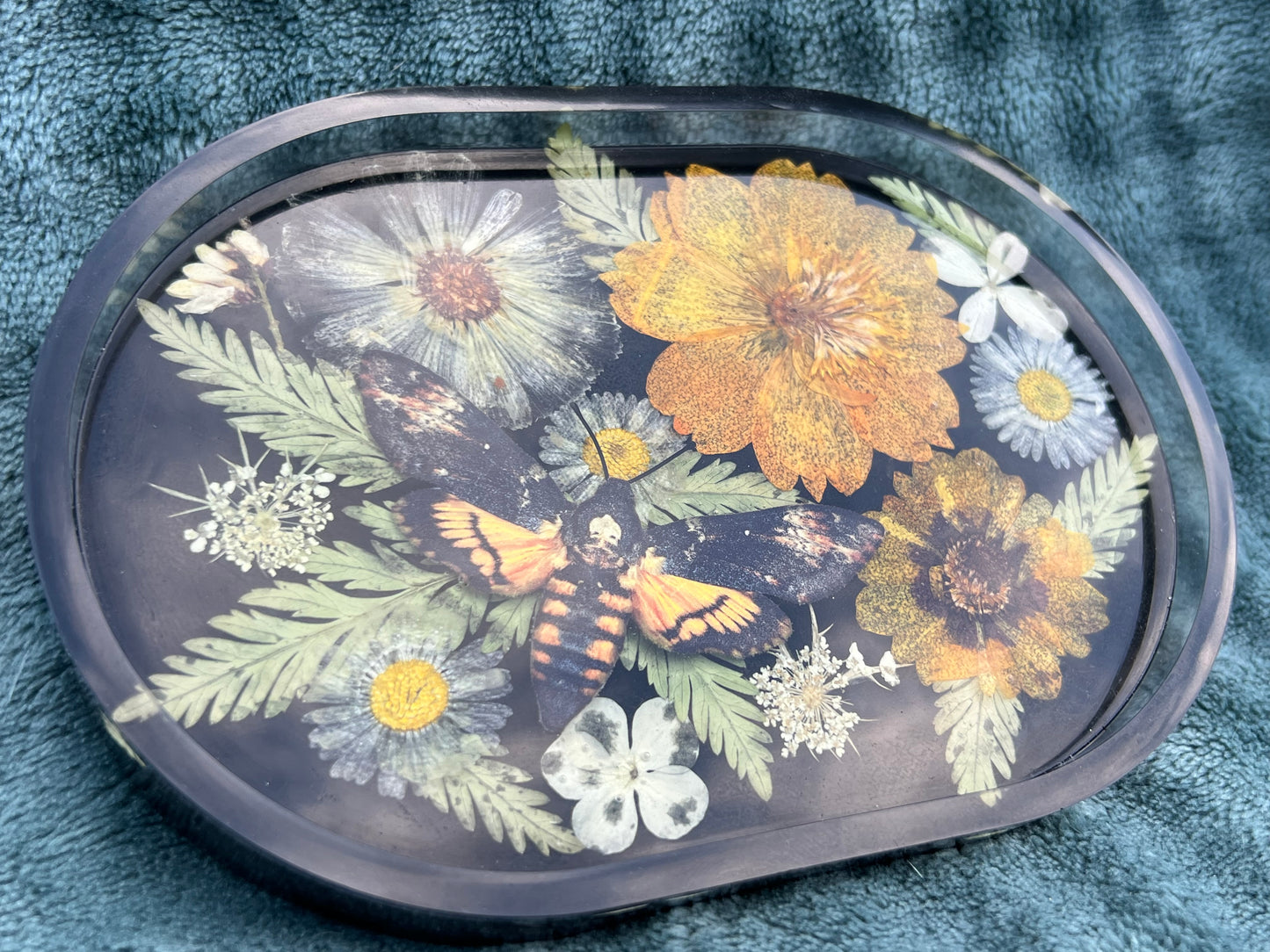 Schale mit Blumen und falscher Totenkopfmotte