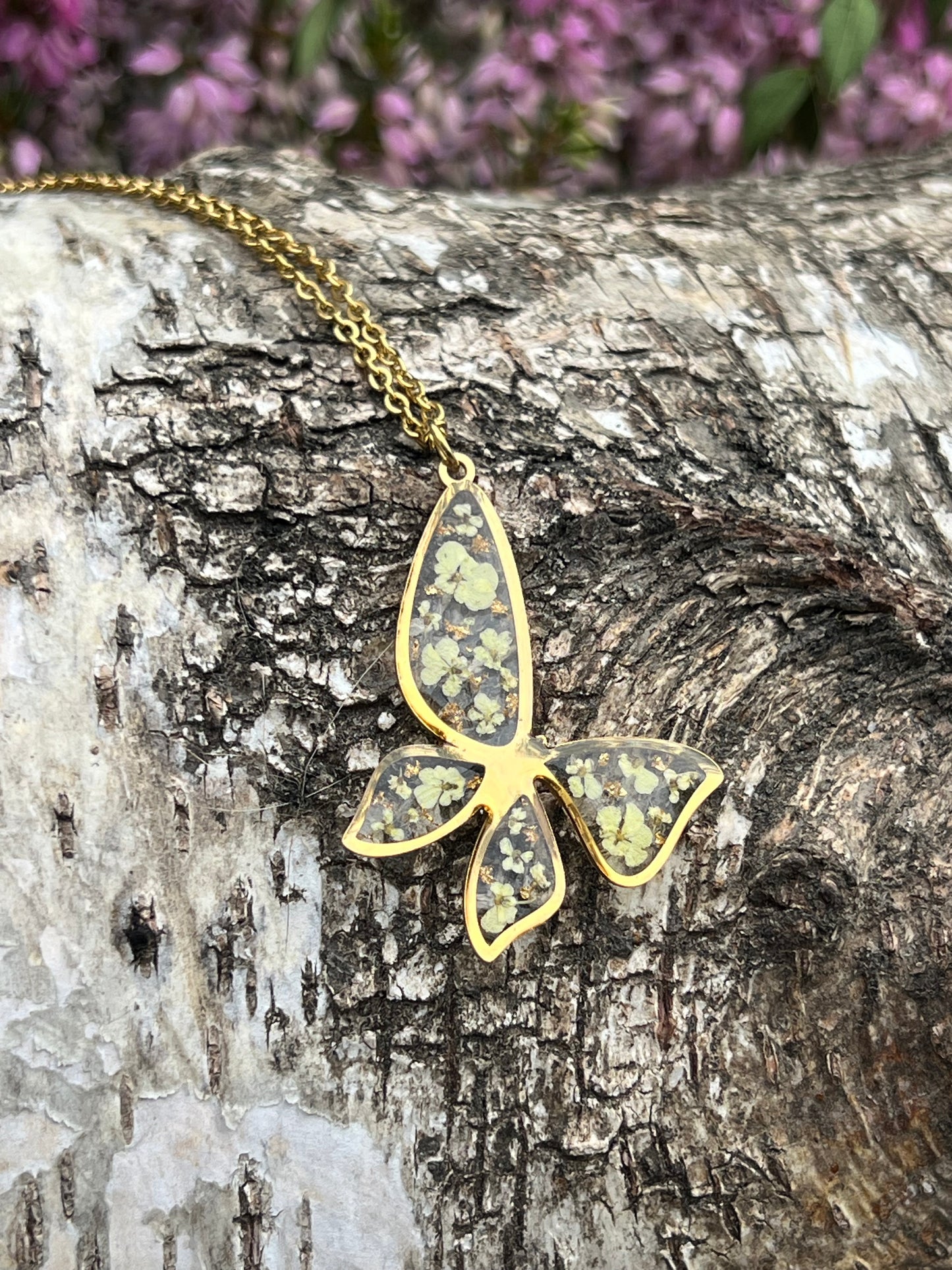 Queen Anne Lace Blüten Haslkette mit Goldflocken in Schmetterlingsform Gold