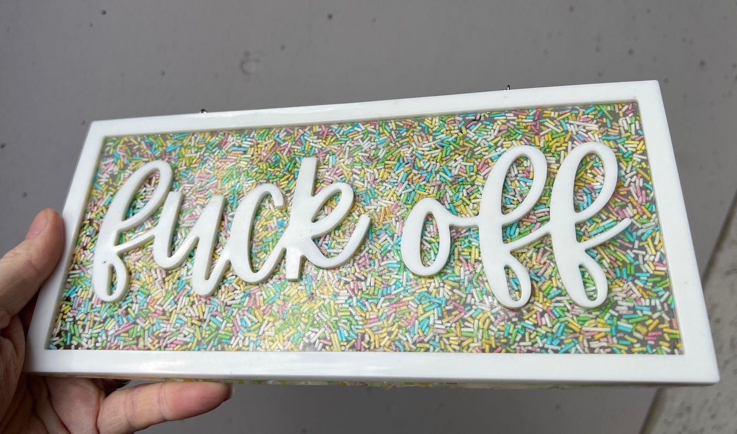 Fuck Off Schild mit Zuckerstreusel
