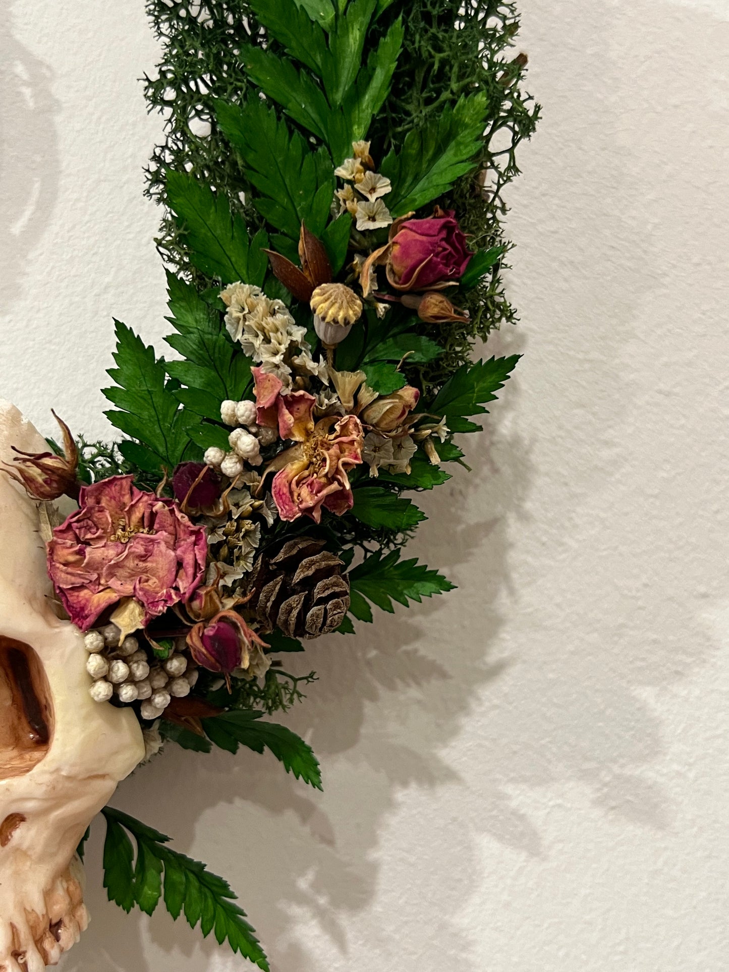 Kranz mit Harzschädel, Rosen und Samen