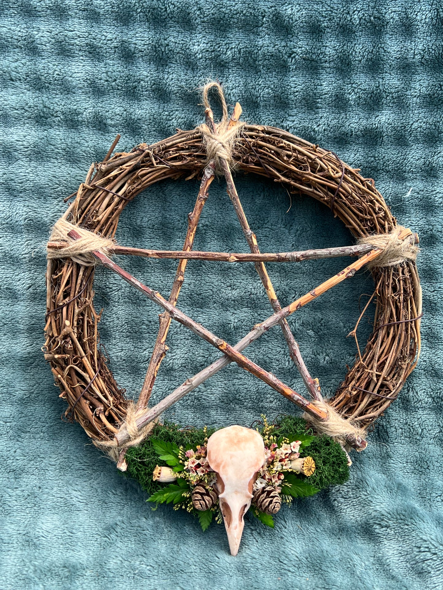 Kranz mit Pentagram und Vogelschädel aus Kunstharz