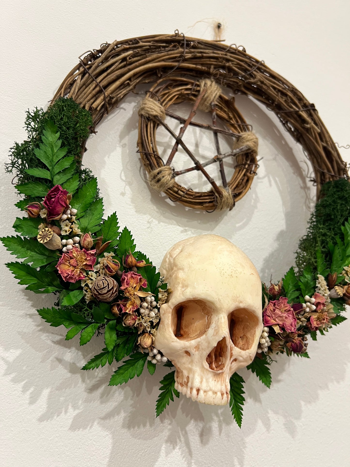 Kranz mit Harzschädel, Rosen und Samen
