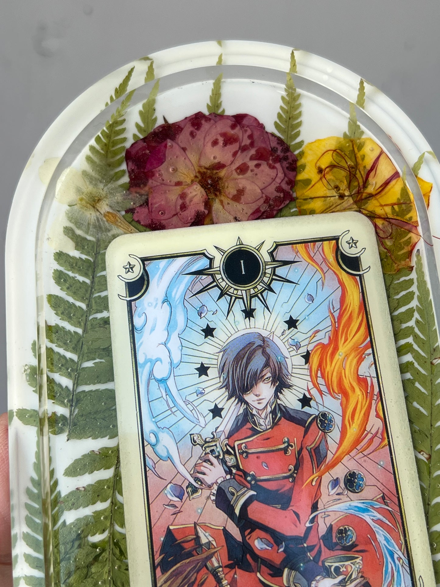 Schmuckschale mit Tarotkarte, echten Blumen und Farn