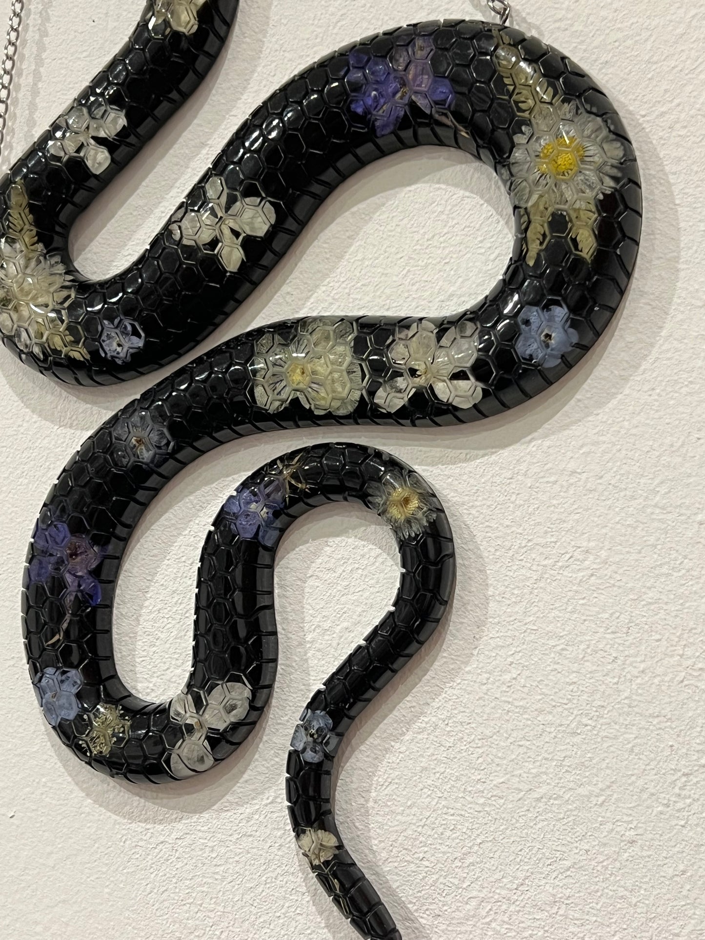 Schlangen Wanddeko mit echten Blumen