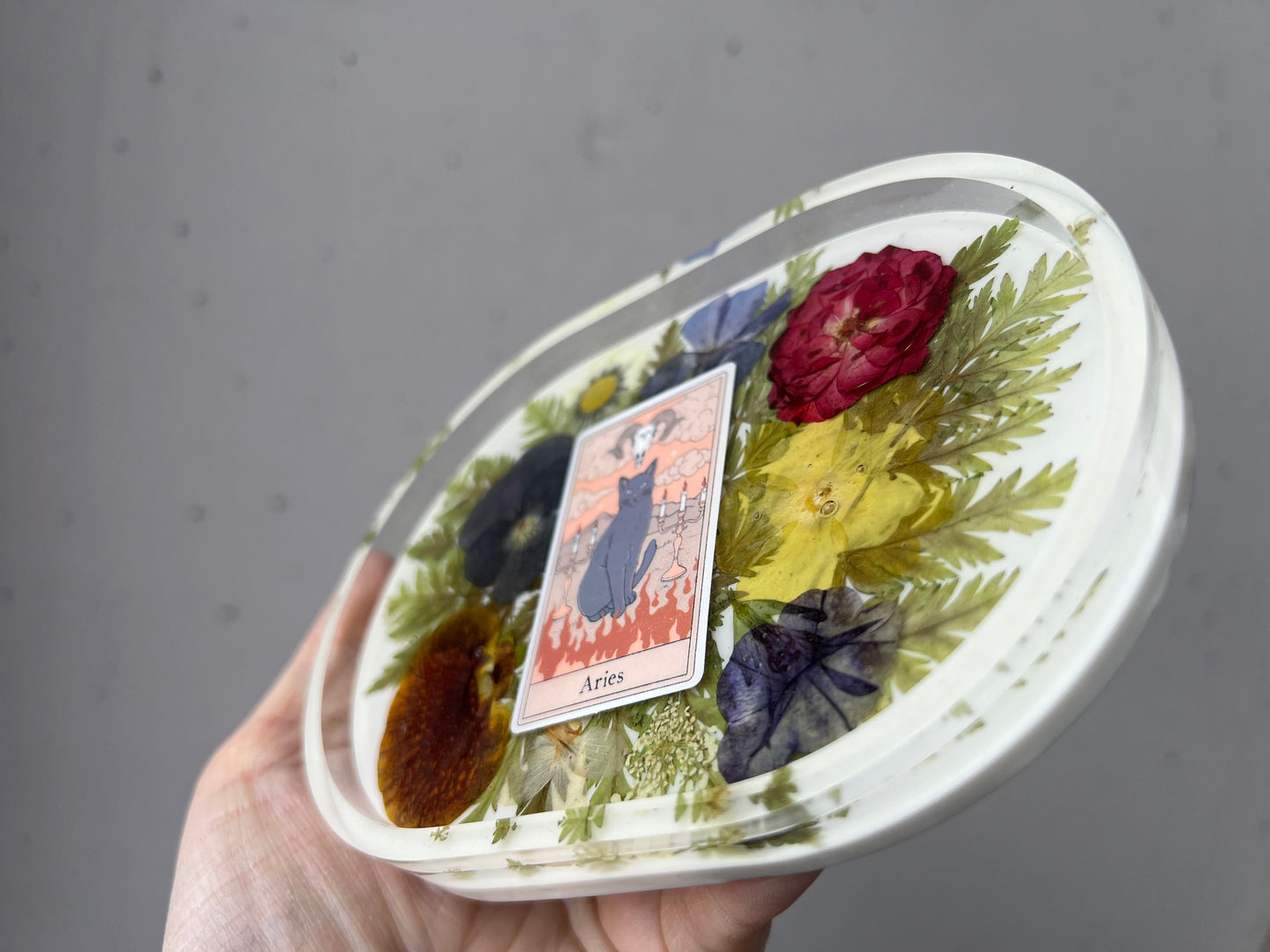 Schmuckschale mit Blumen und Tarotkarte
