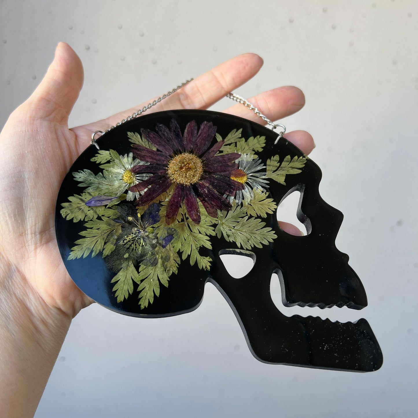 Wandbild Totenkopf mit Blüten & Farn