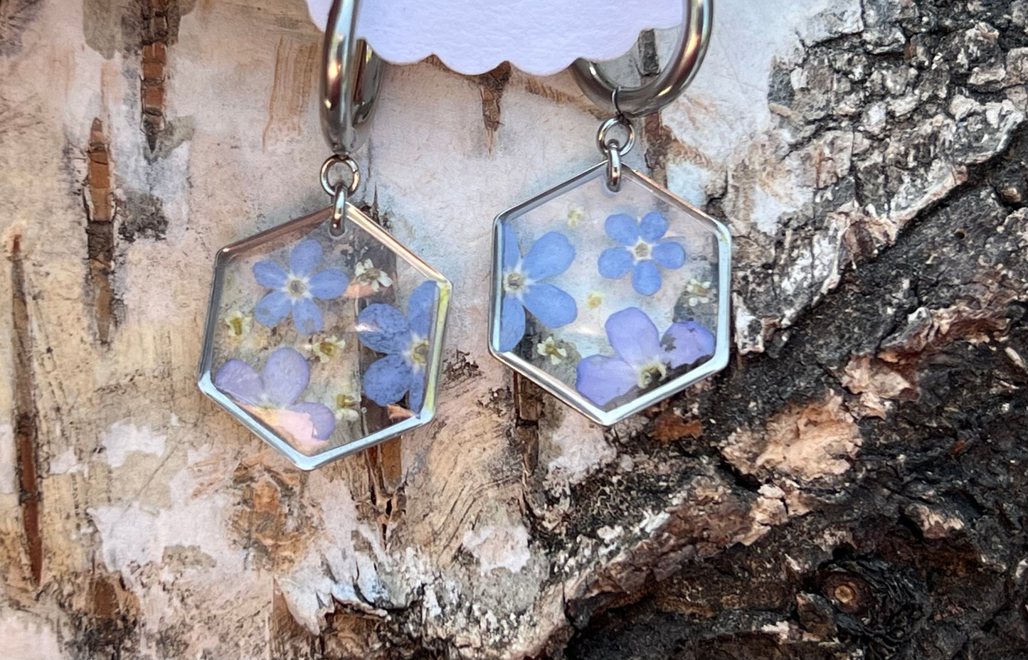 Hexagonohrringe mit Vergissmeinnicht und wilder Möhre