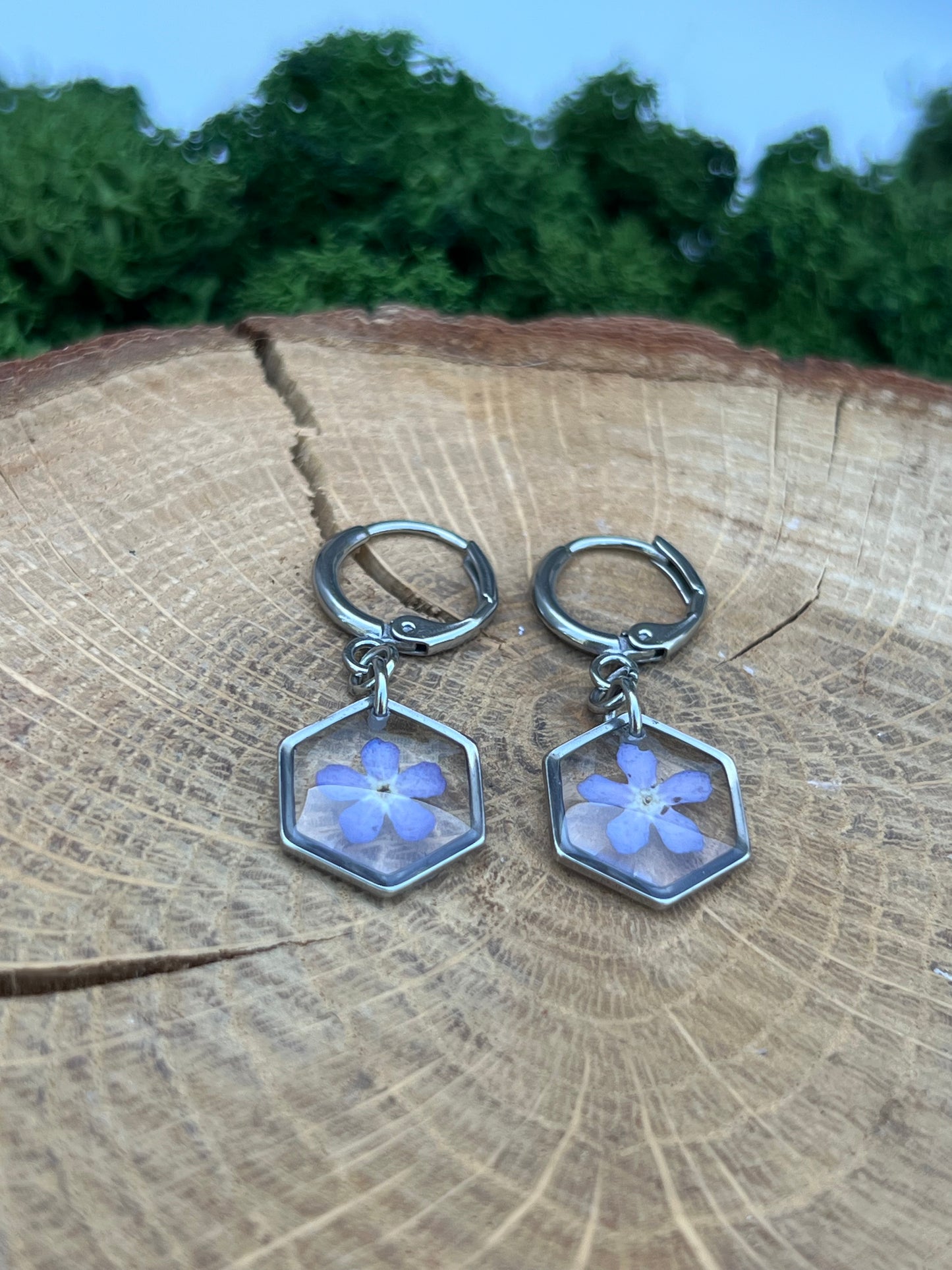 Vergissmeinnicht Ohrringe in Lila & Hexagon Form