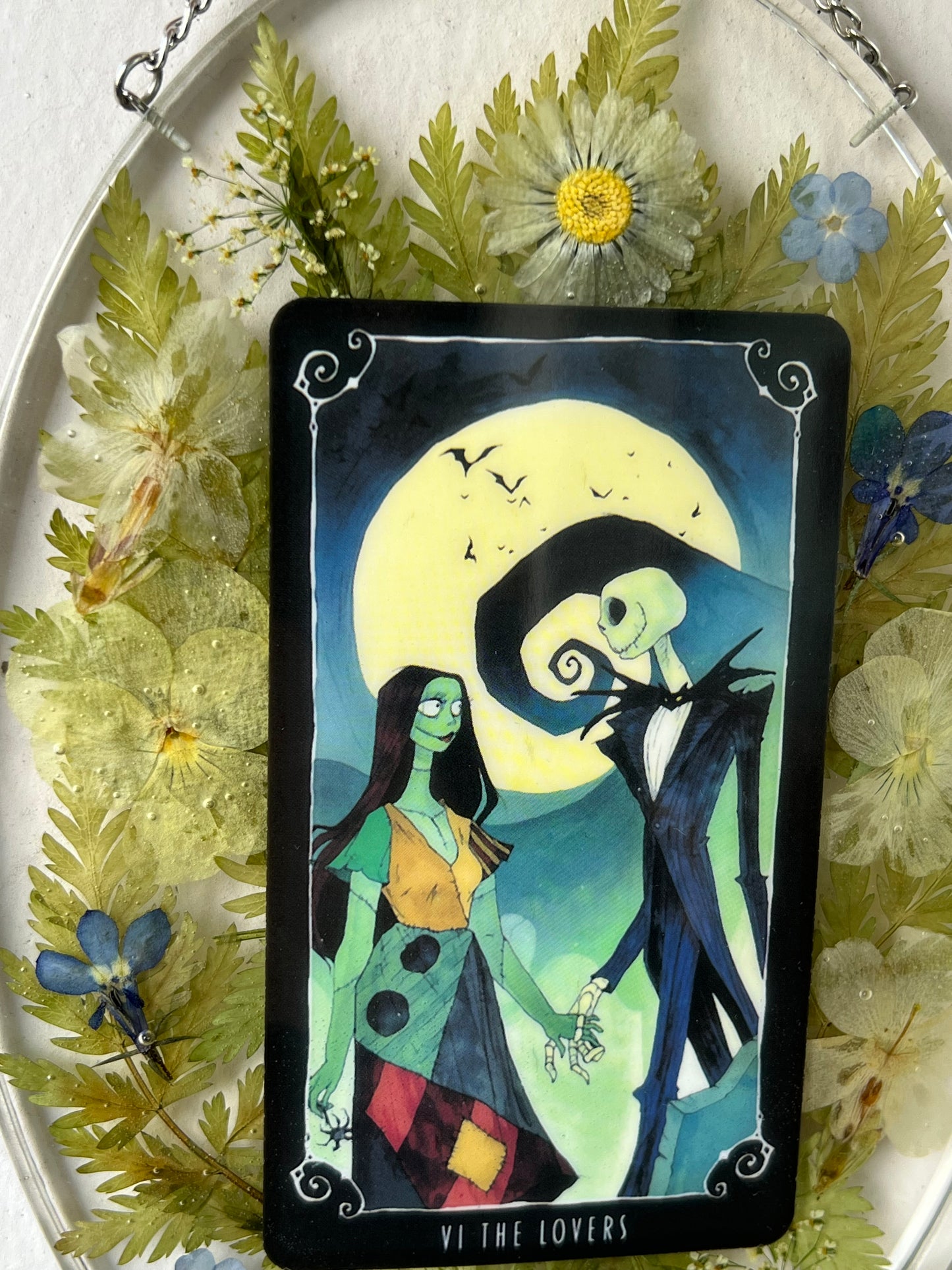 Wandbild mit Blüten, Farn & Tarotkarte
