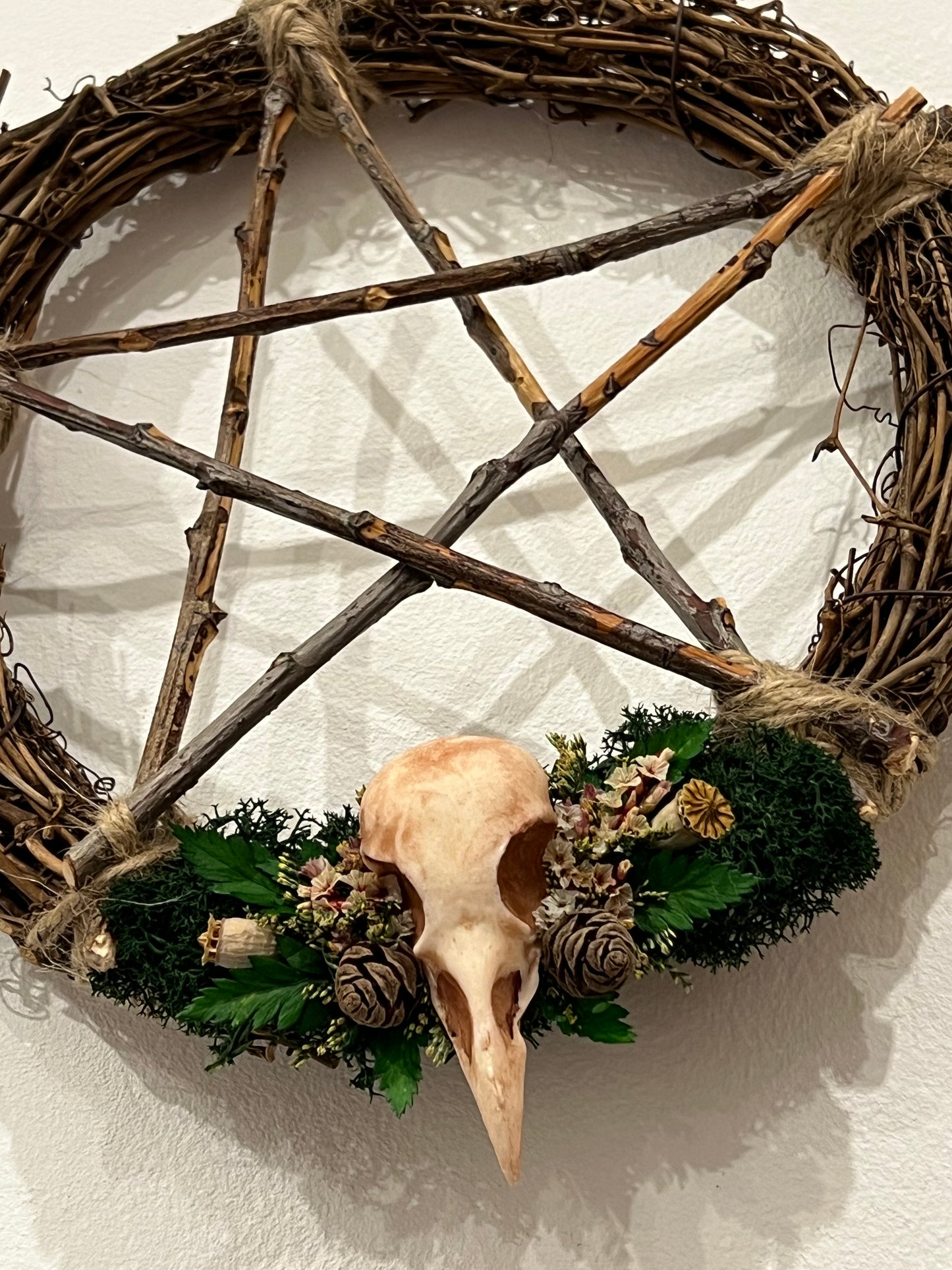 Kranz mit Pentagram und Vogelschädel aus Kunstharz