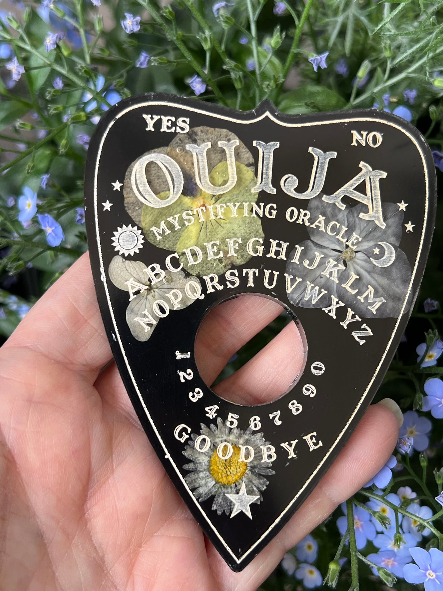 Quija Planchette mit Blumen