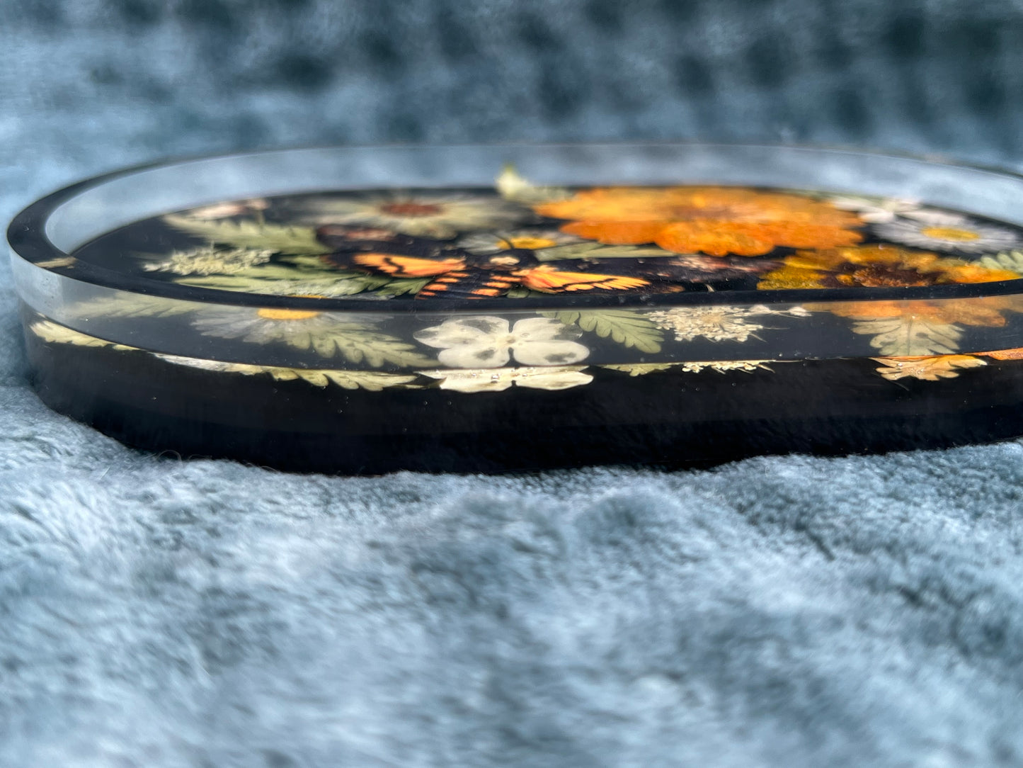 Schale mit Blumen und falscher Totenkopfmotte