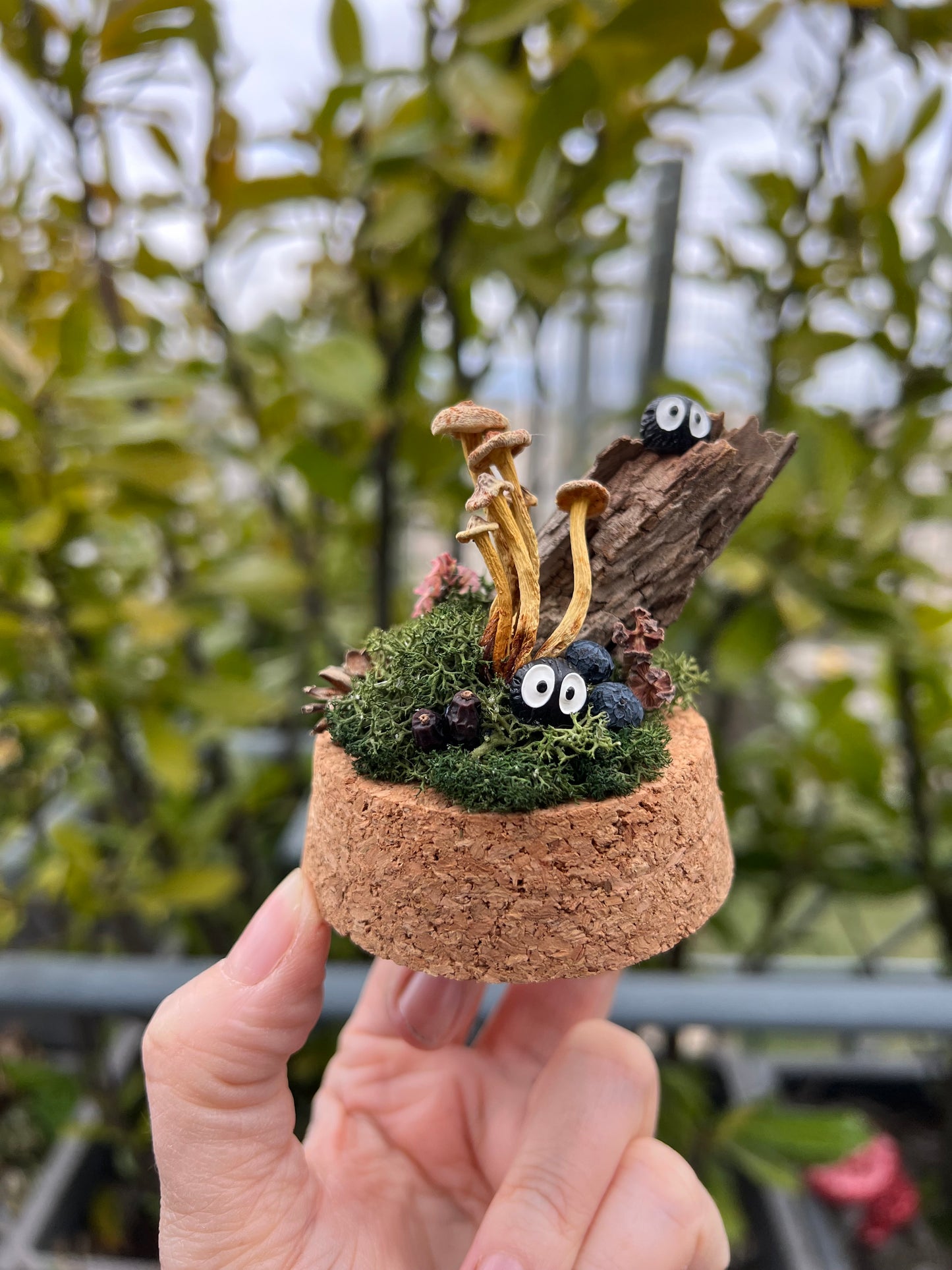 Miniatur Welt mit Russmännchen und Pilzen