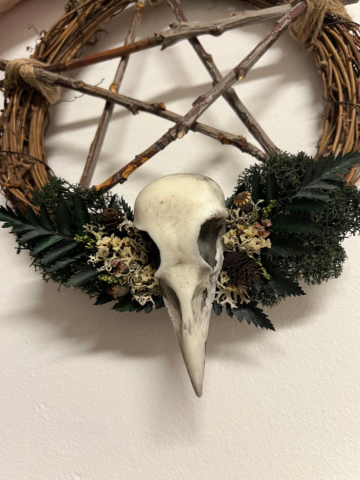 Kranz mit Pentagram und Vogelschädel aus Kunstharz