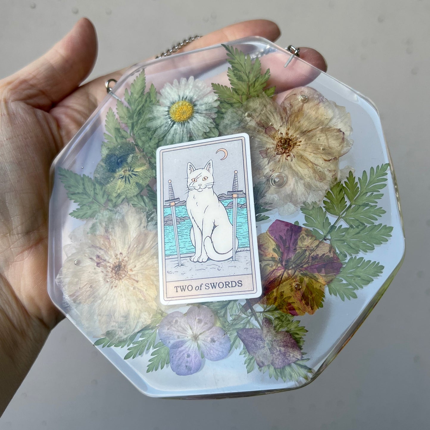 Wandbild mit Katzentarotkarte, Blumen & Farn