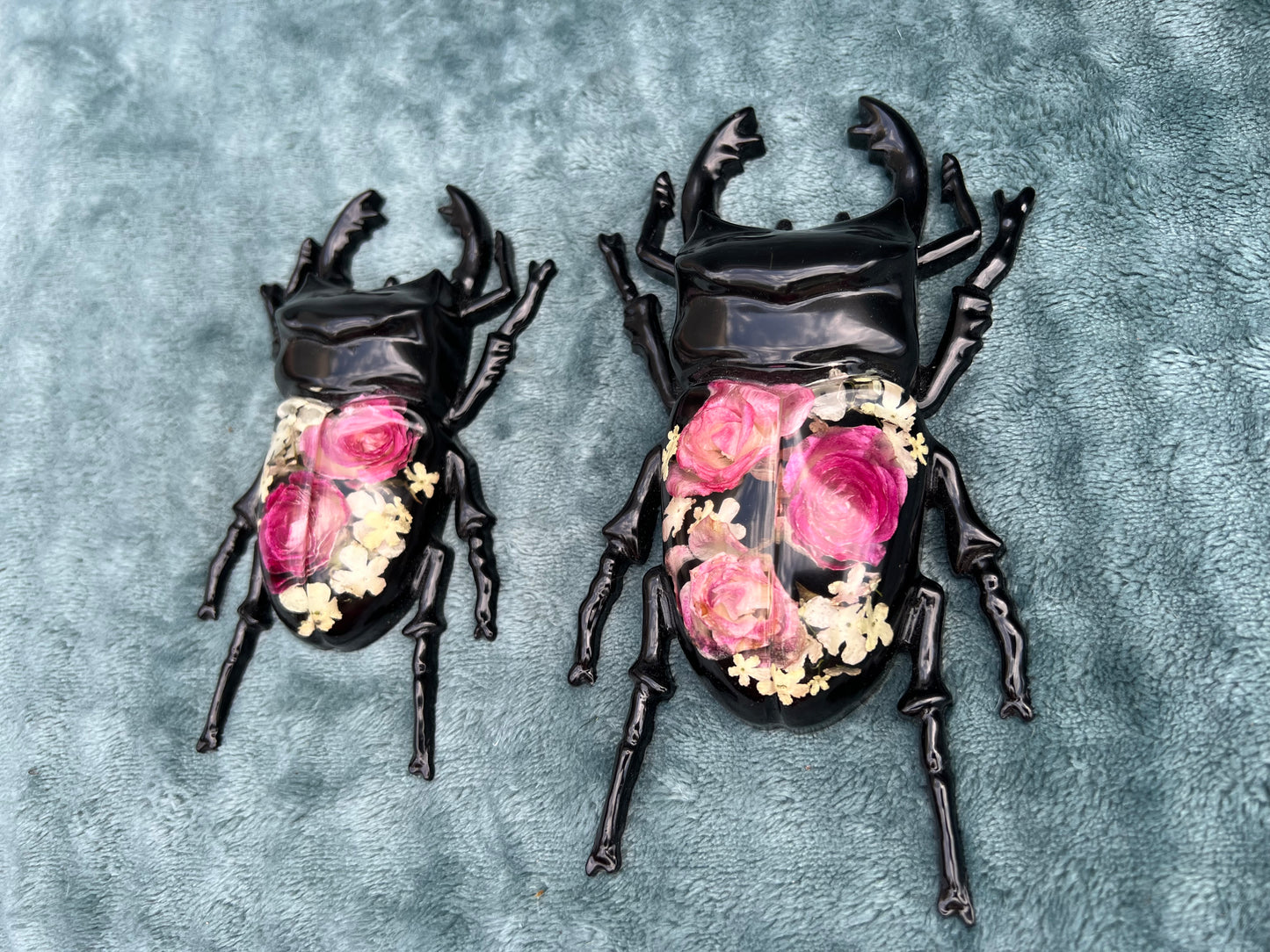 Hirschkäfer mit Rosen und Schneeballblüten