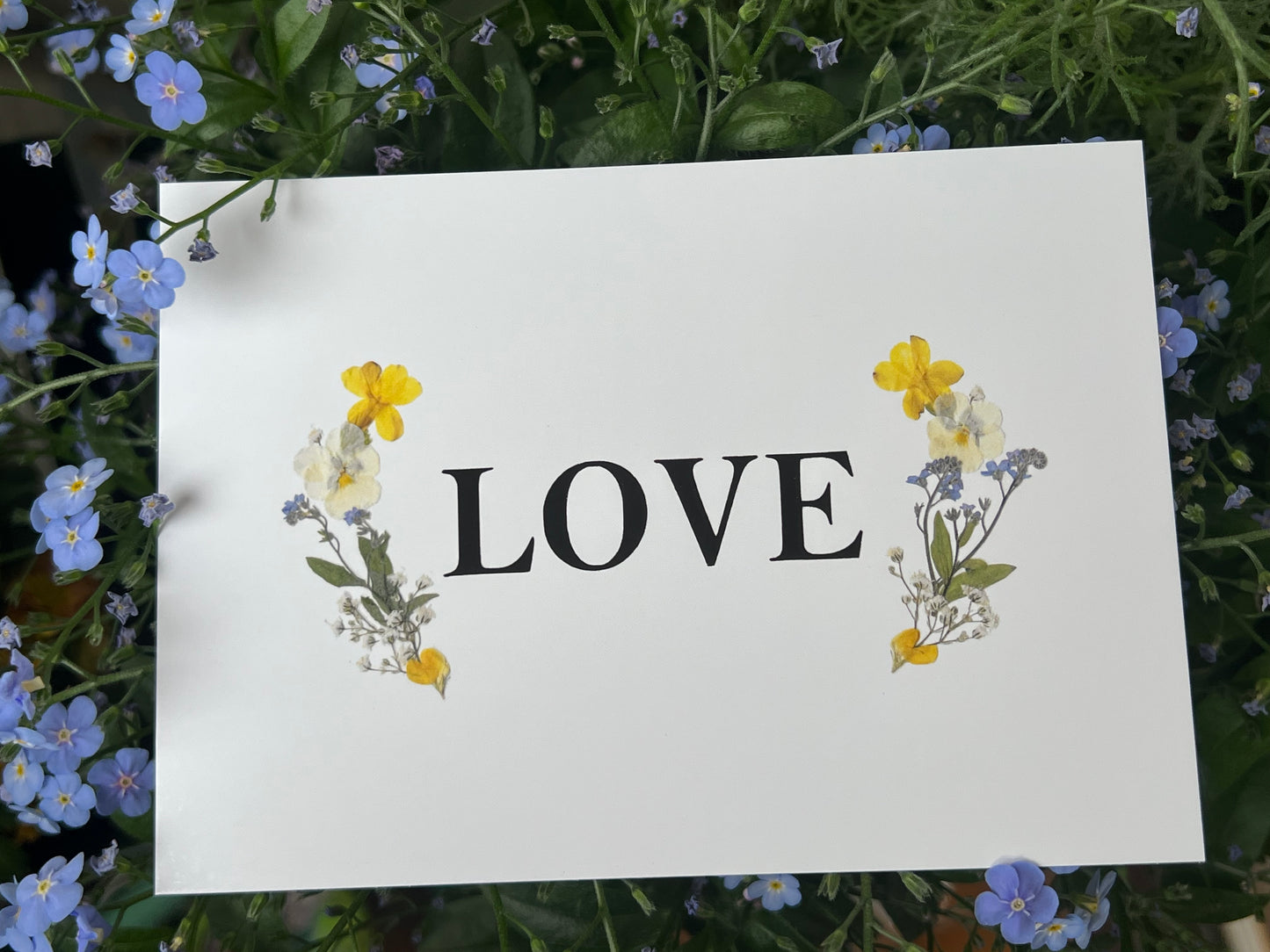 Postkarte "Love" mit Blumen Print