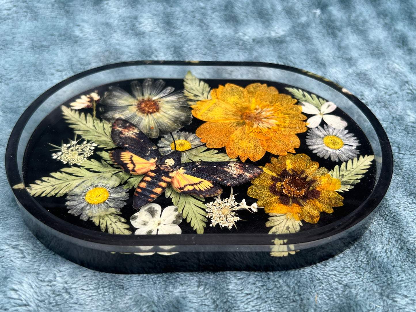 Schale mit Blumen und falscher Totenkopfmotte