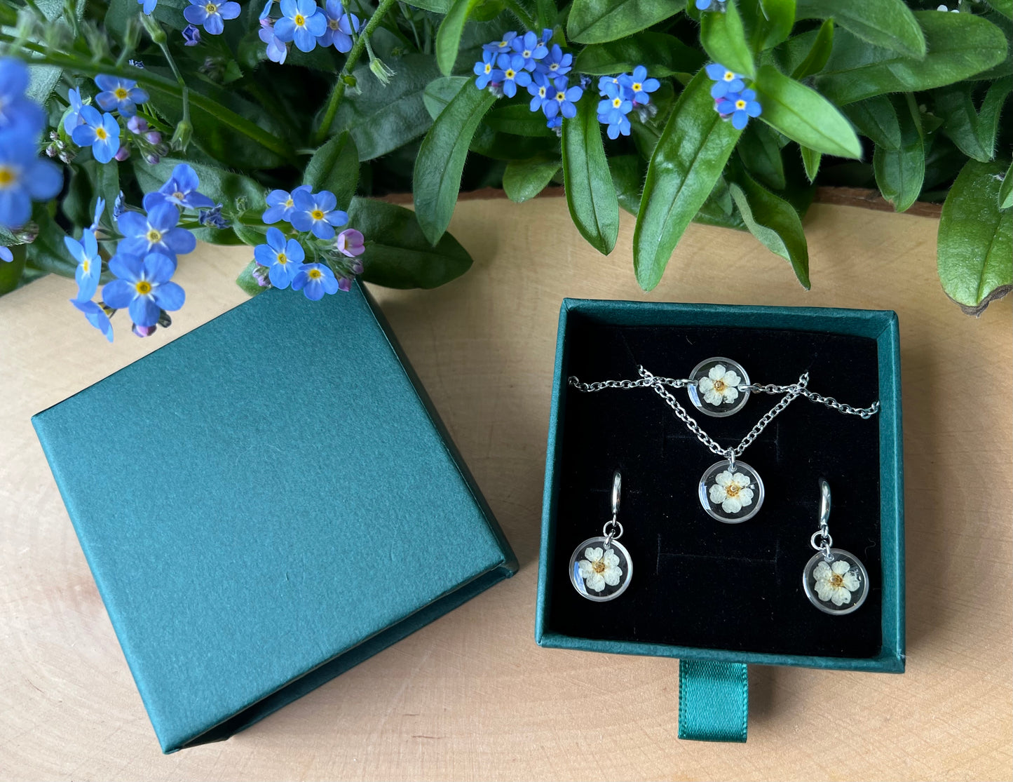 Schmuckset in Schachtel mit Spirea Blüten - Silber