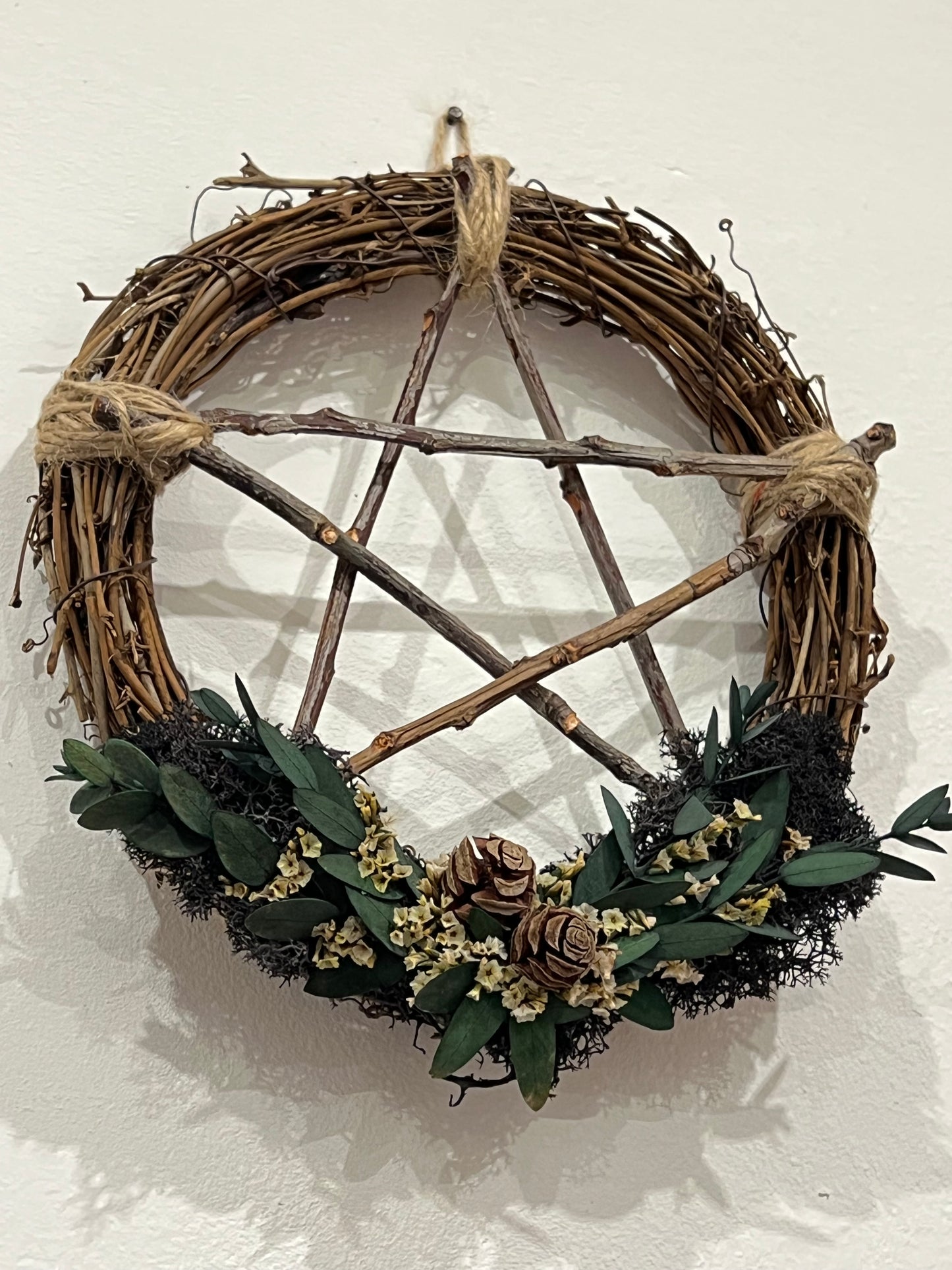 Kranz mit Pentagram und Blumen