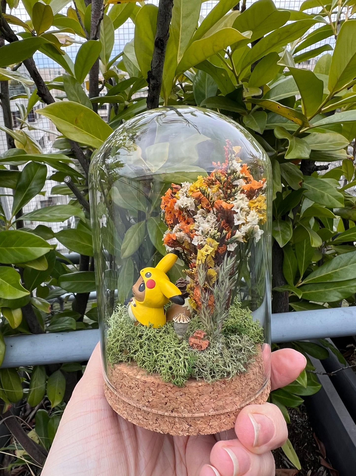 Miniaturwelt mit Evoli im Pikachu Kostüm