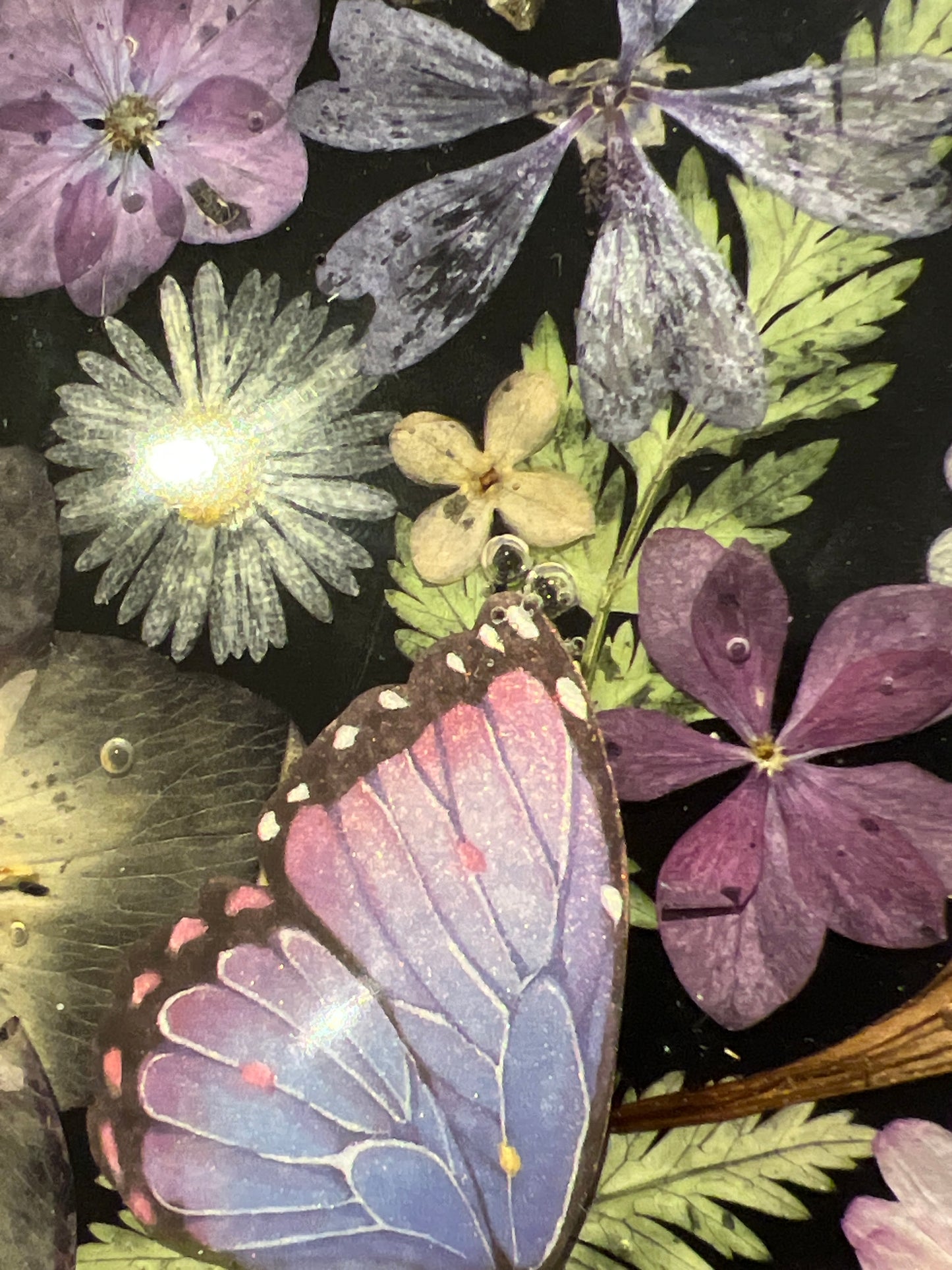 Resinbild mit echten Blumen und einem Schmetterling aus Papier