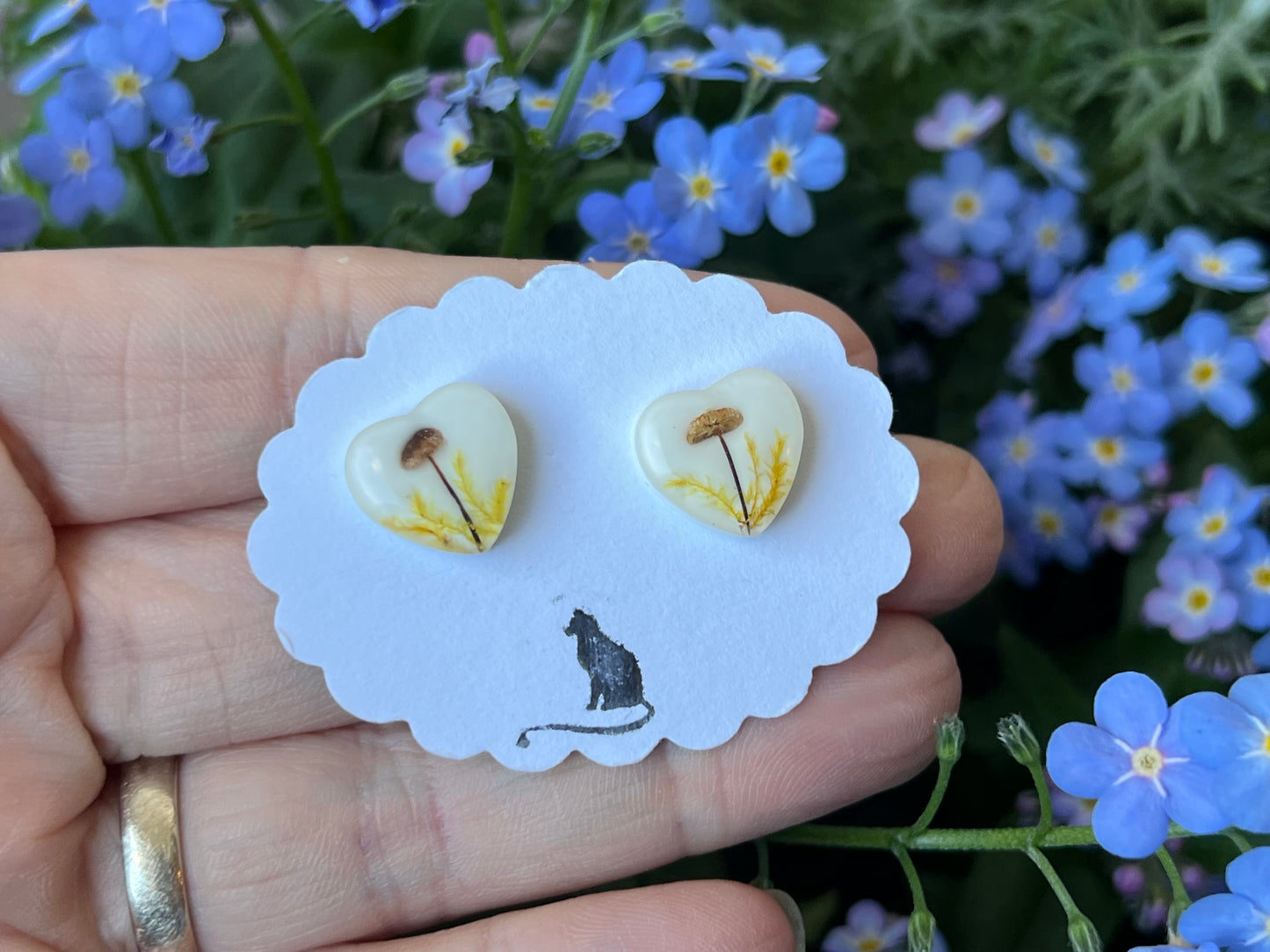 Ohrstecker mit echten Pilzen und Moos