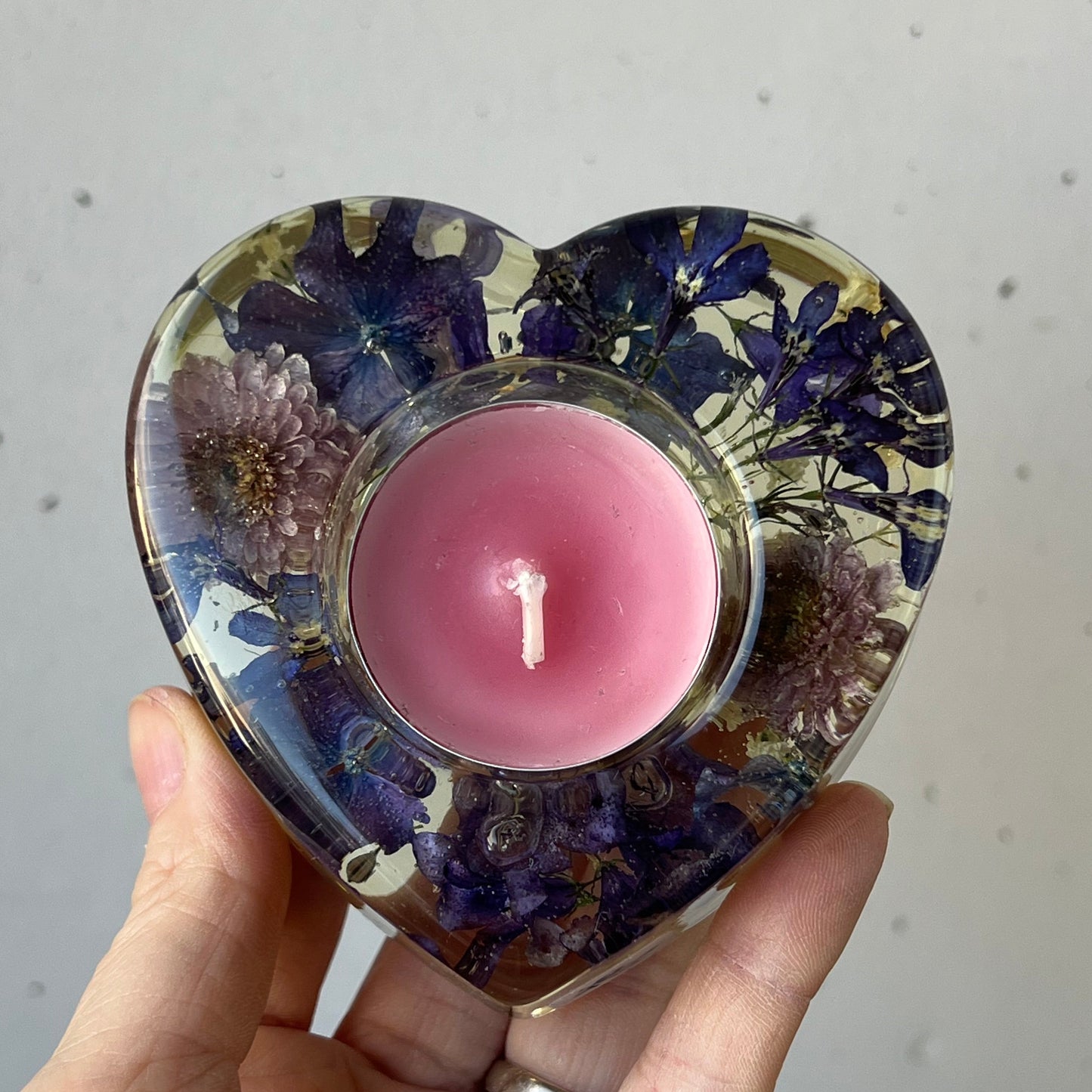 Teelichthalter in Herzform mit Blumen lila/blau