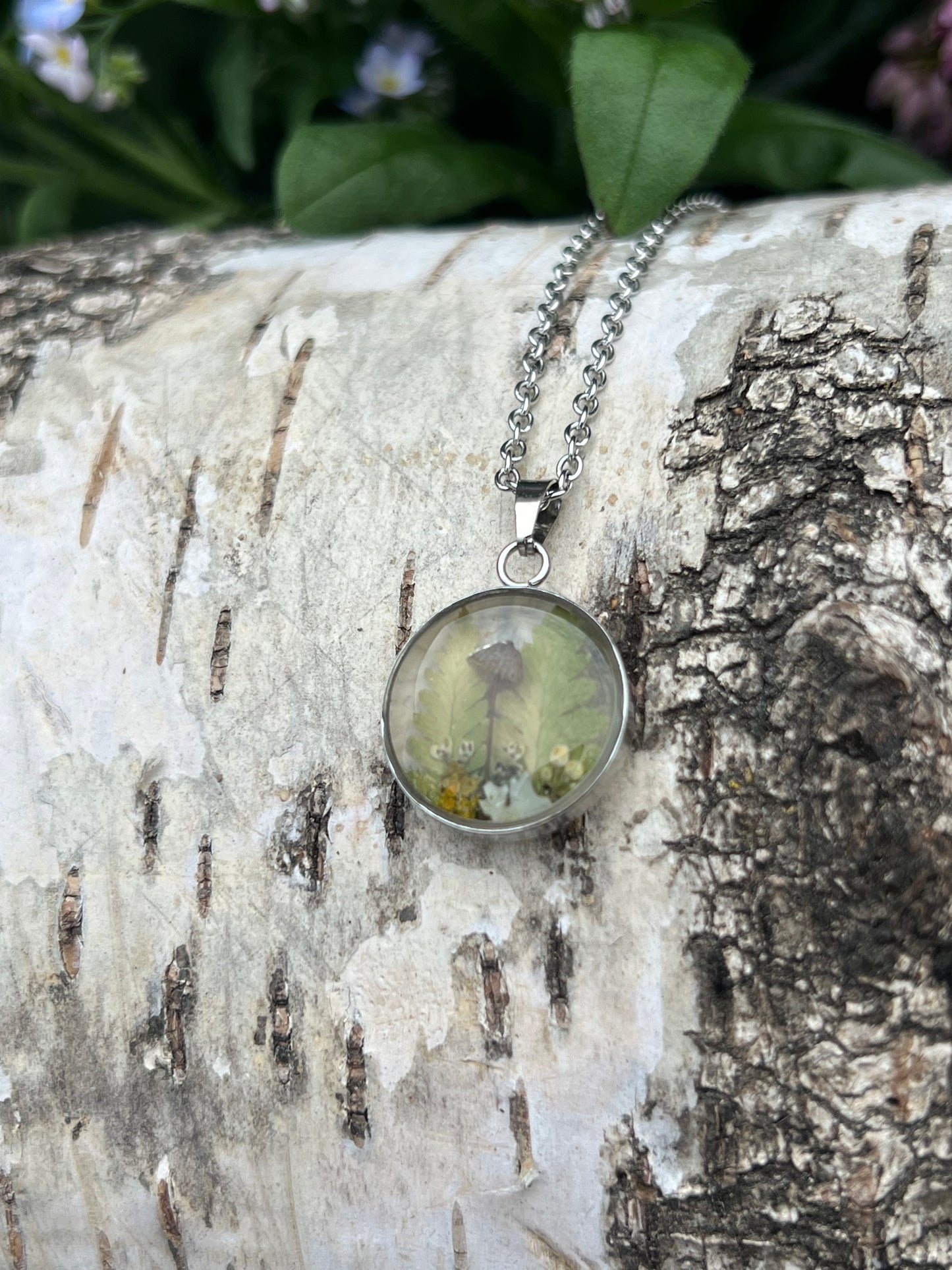 Pilz Halskette mit Farn, Blüten, Flechten und lichen