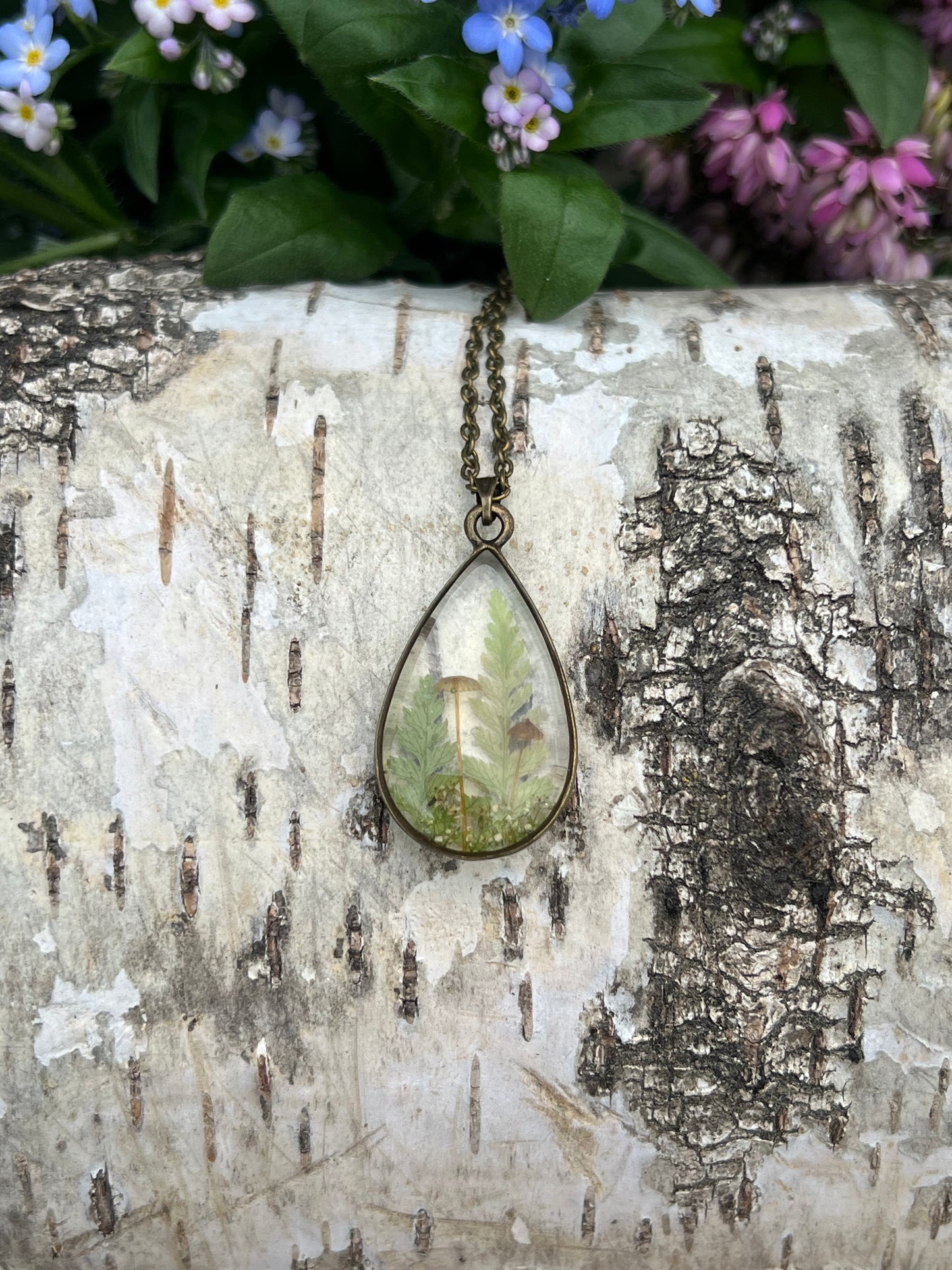 Pilz Halskette mit Farn und Wildblüten Bronze