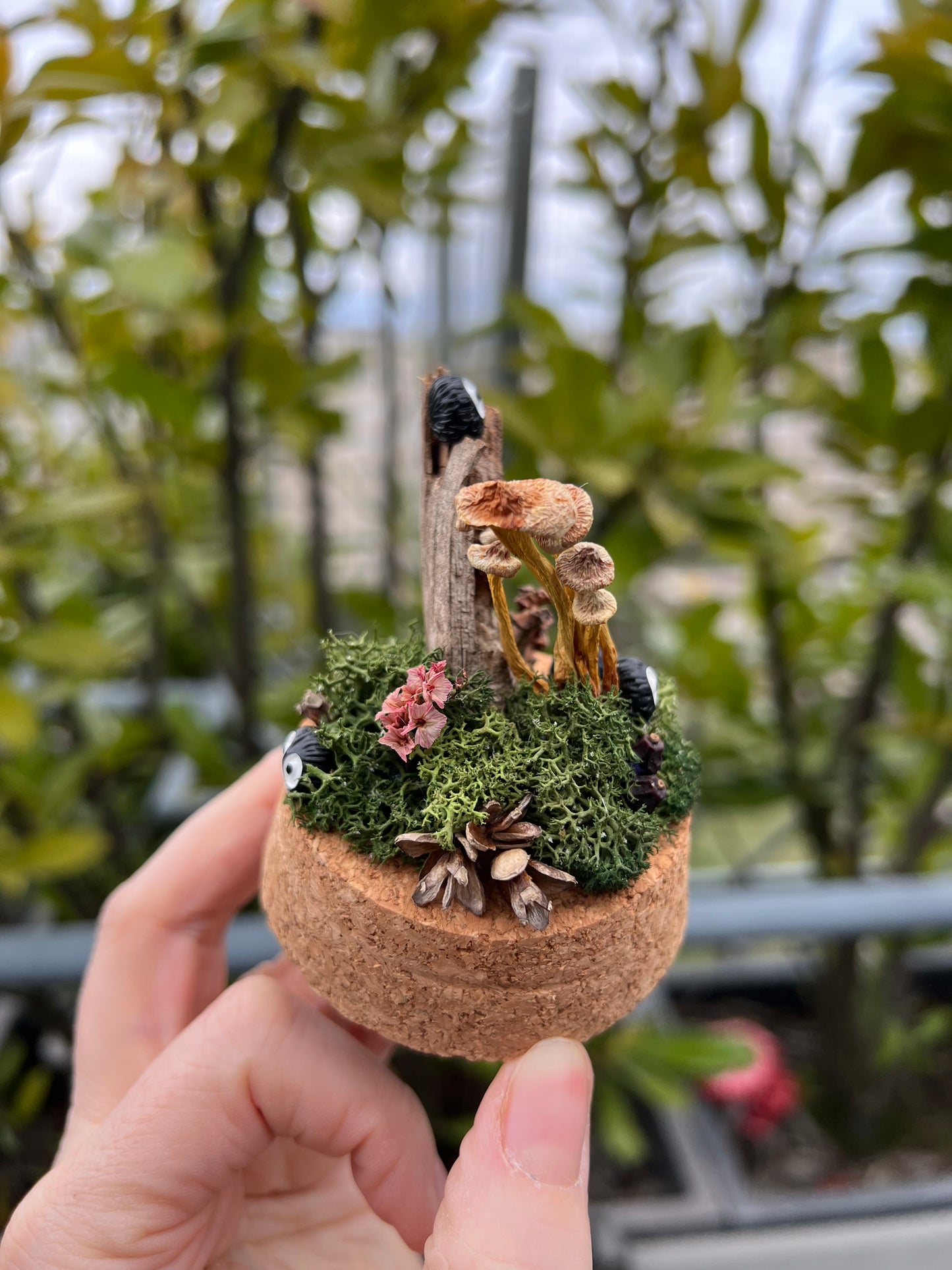 Miniatur Welt mit Russmännchen und Pilzen