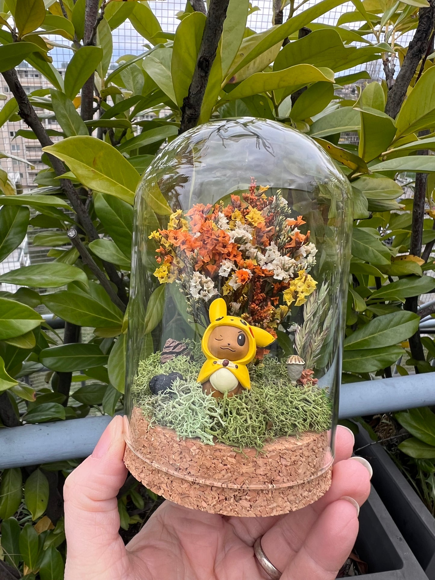 Miniaturwelt mit Evoli im Pikachu Kostüm