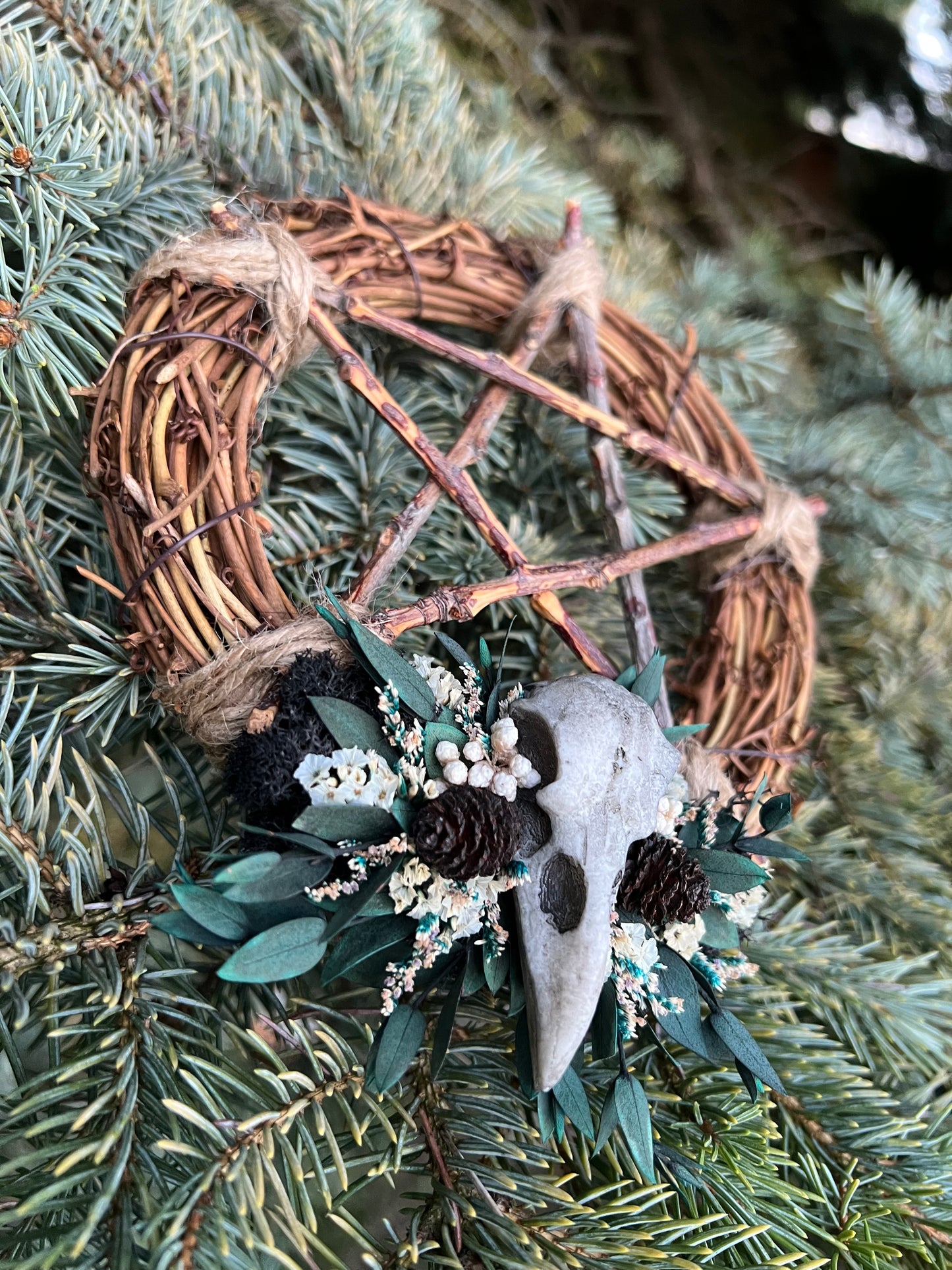 Kranz mit Vogelschädel und Blumen