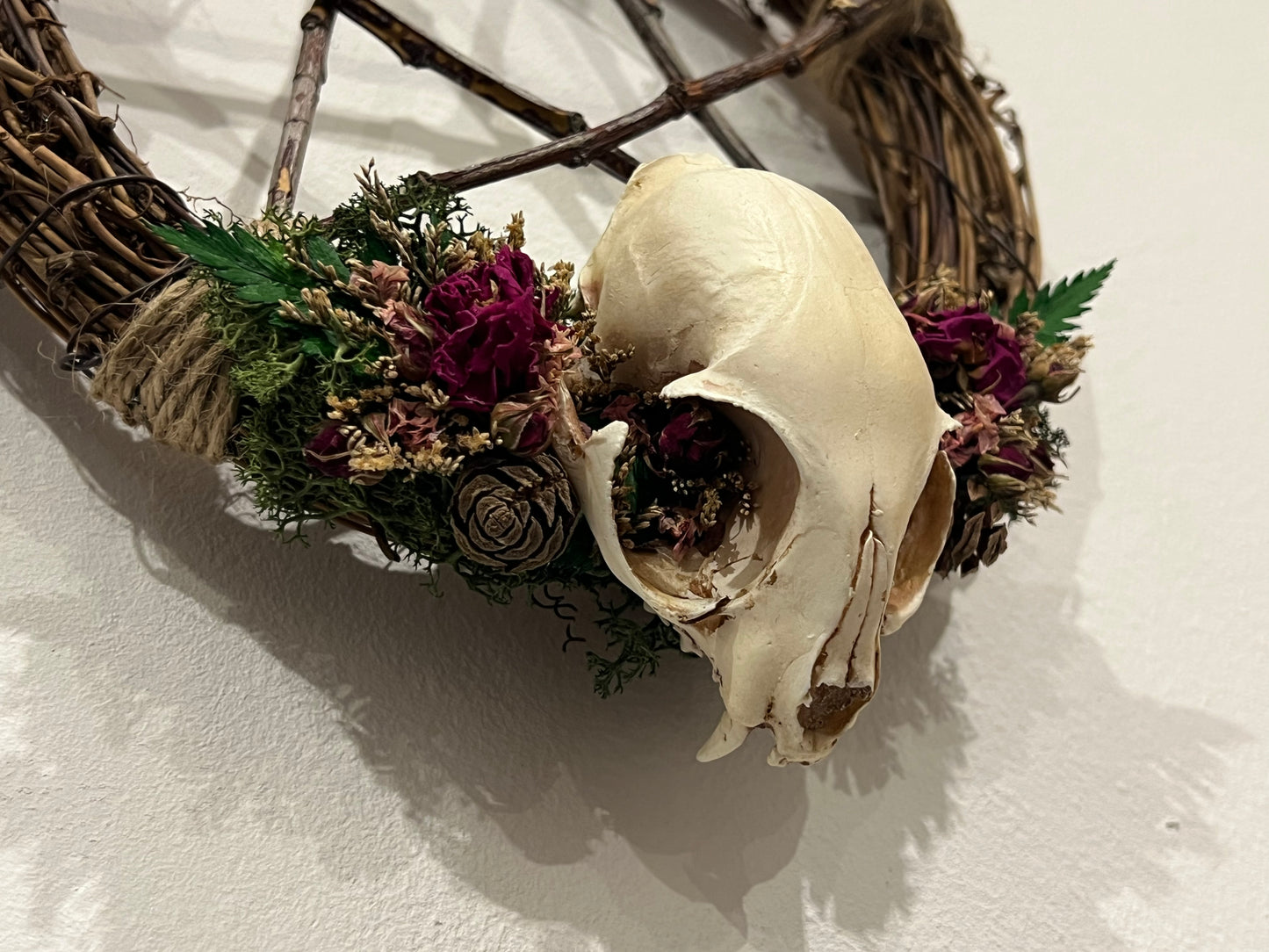 Kranz mit Katzenschädel aus Kunstharz, Rosen, Blumen, Samen und farn