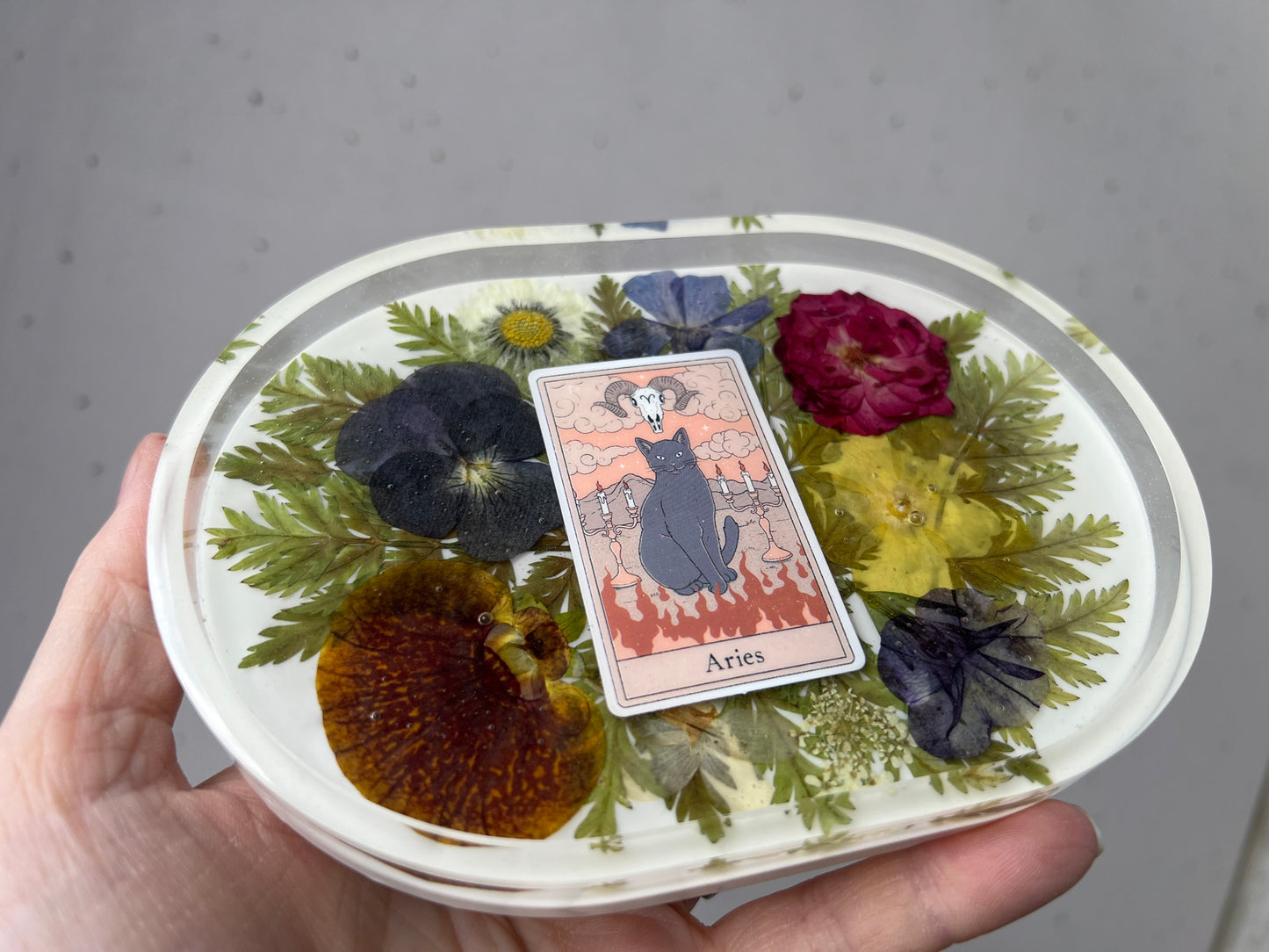 Schmuckschale mit Blumen und Tarotkarte