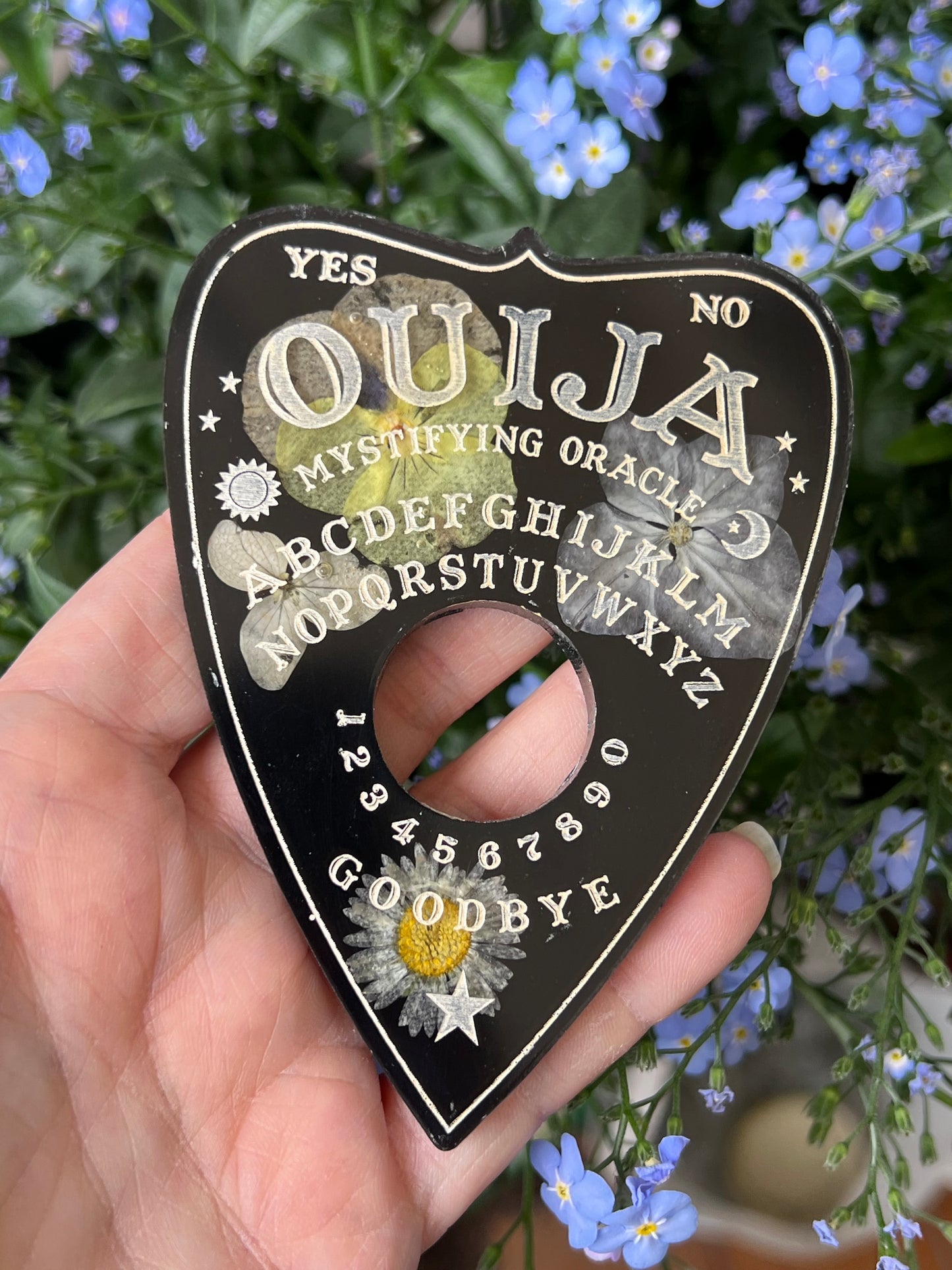 Quija Planchette mit Blumen