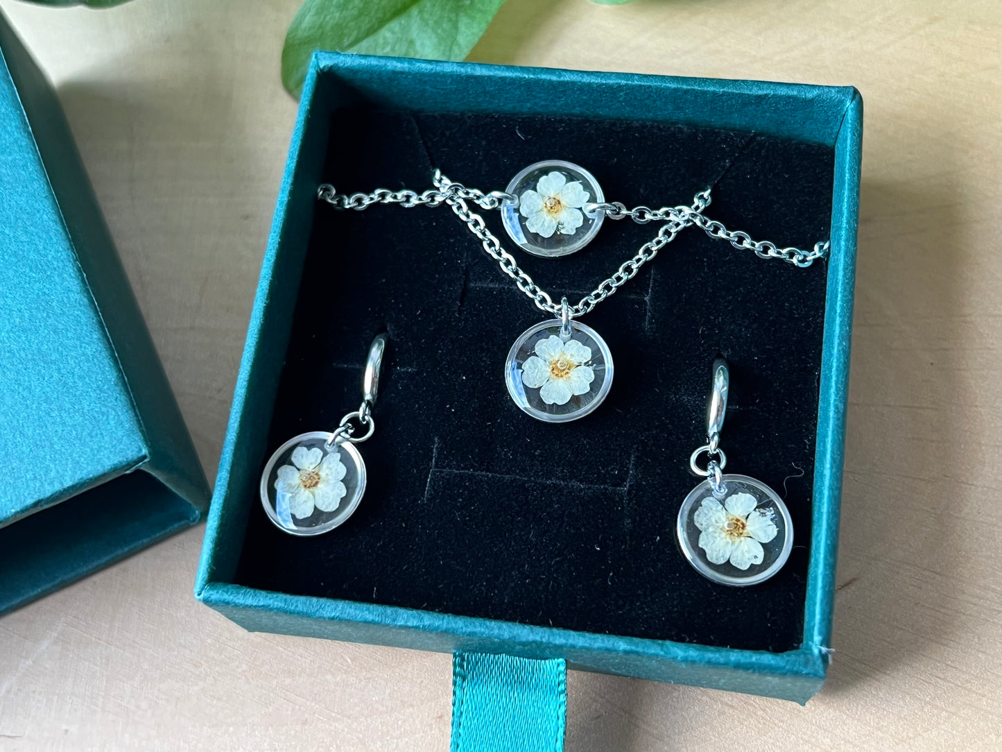 Schmuckset in Schachtel mit Spirea Blüten - Silber