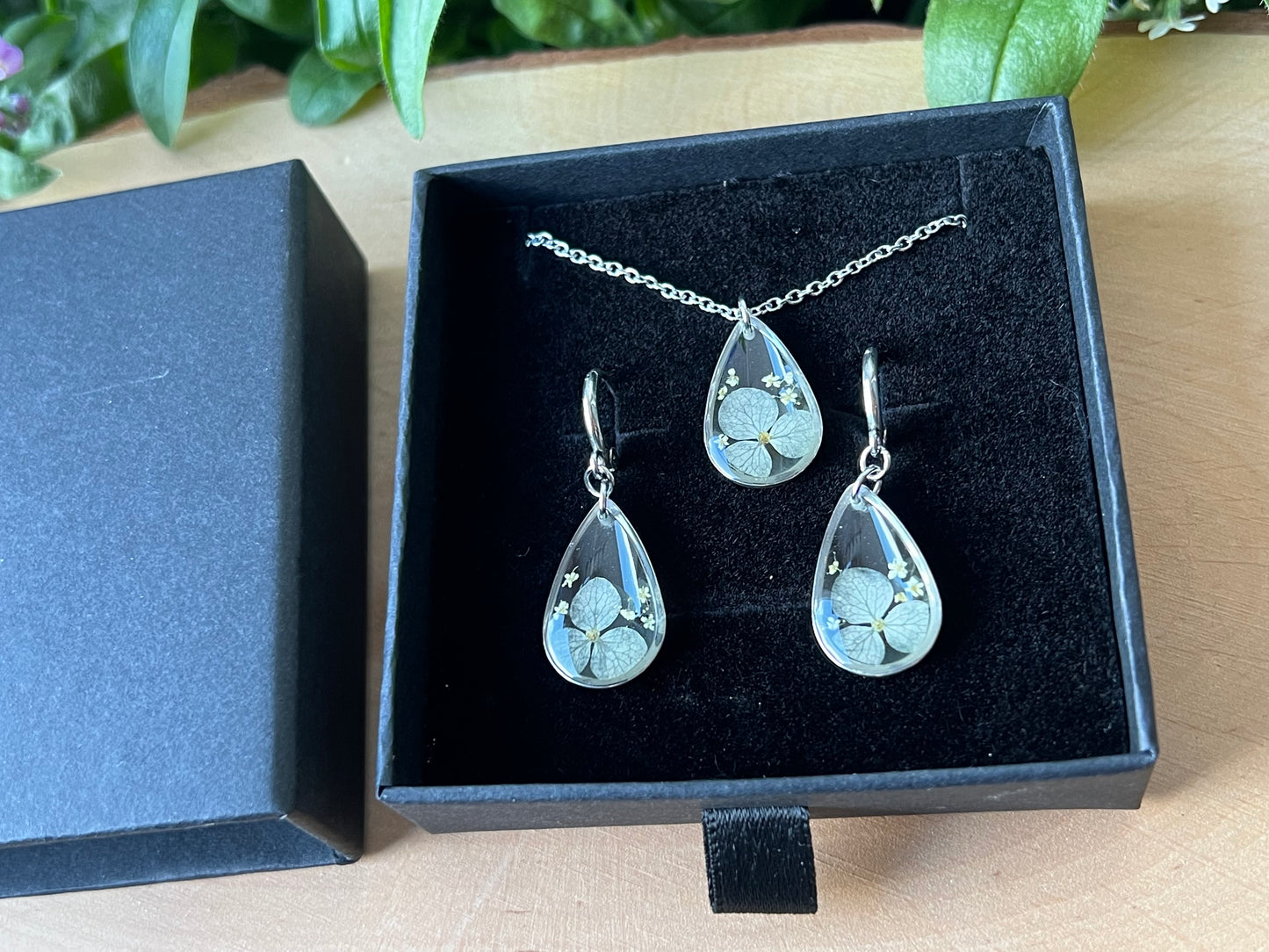 Schmuckset in Schachtel mit Hortensie und Queen Anne Blüten - Silber