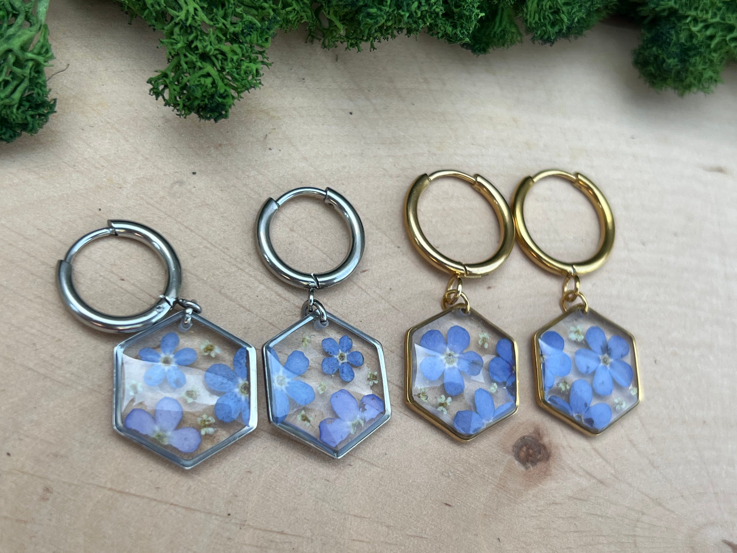 Hexagonohrringe mit Vergissmeinnicht und wilder Möhre