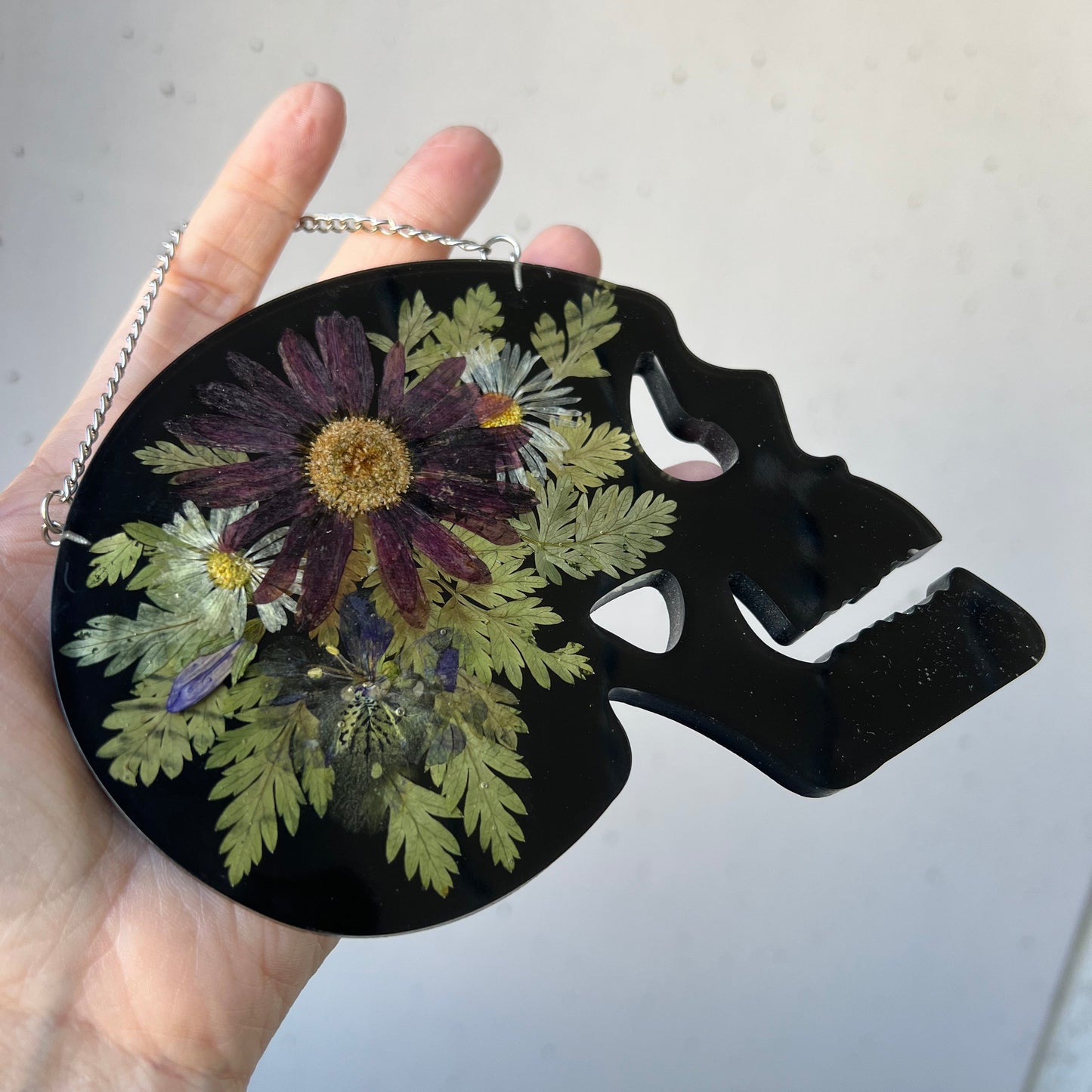 Wandbild Totenkopf mit Blüten & Farn