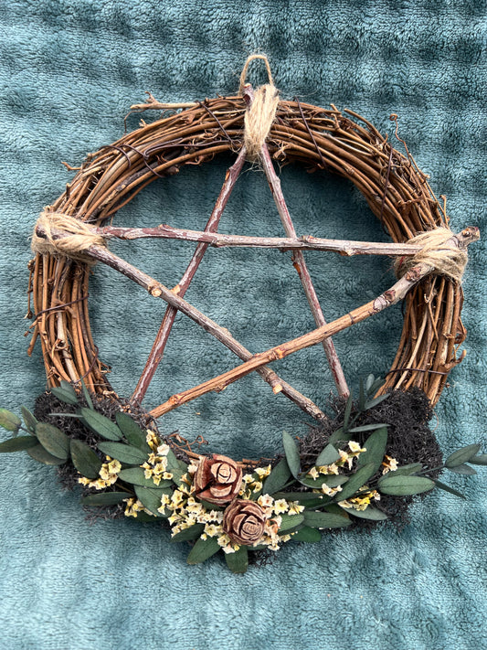 Kranz mit Pentagram und Blumen