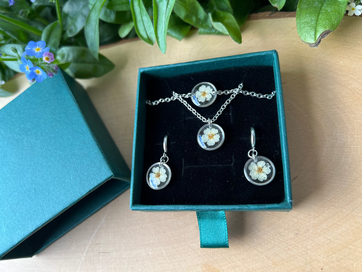 Schmuckset in Schachtel mit Spirea Blüten - Silber