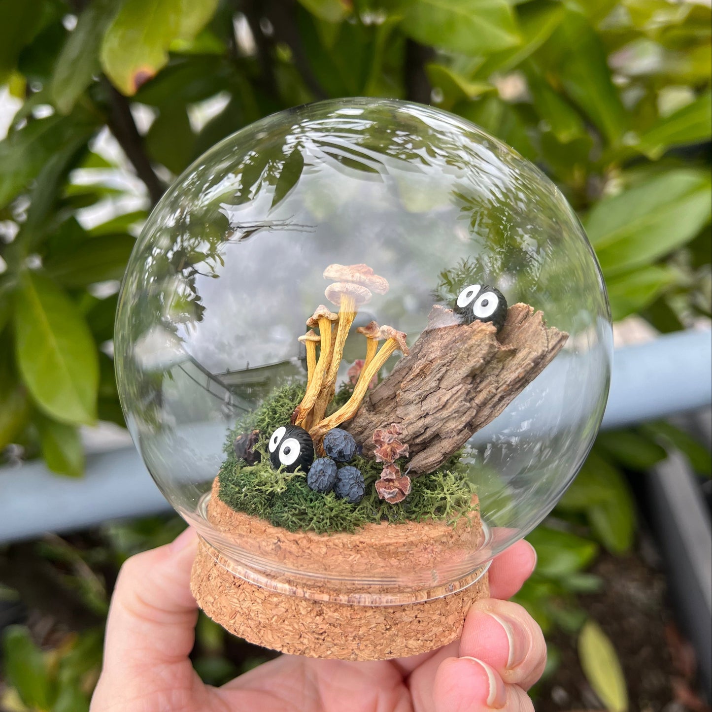 Miniatur Welt mit Russmännchen und Pilzen