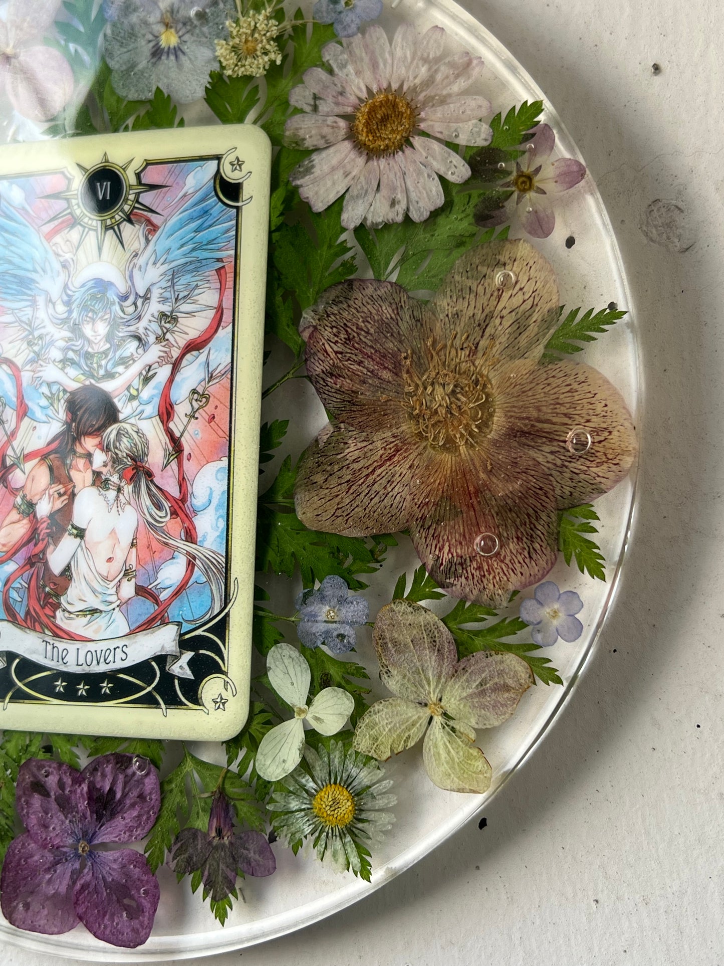 Wandbild Tarotkarte "The Lovers" mit Blumen & Farn