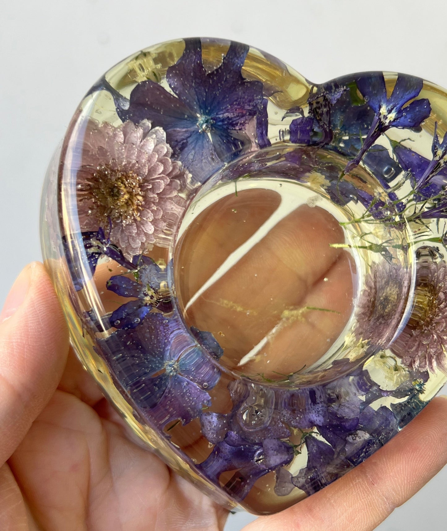 Teelichthalter in Herzform mit Blumen lila/blau