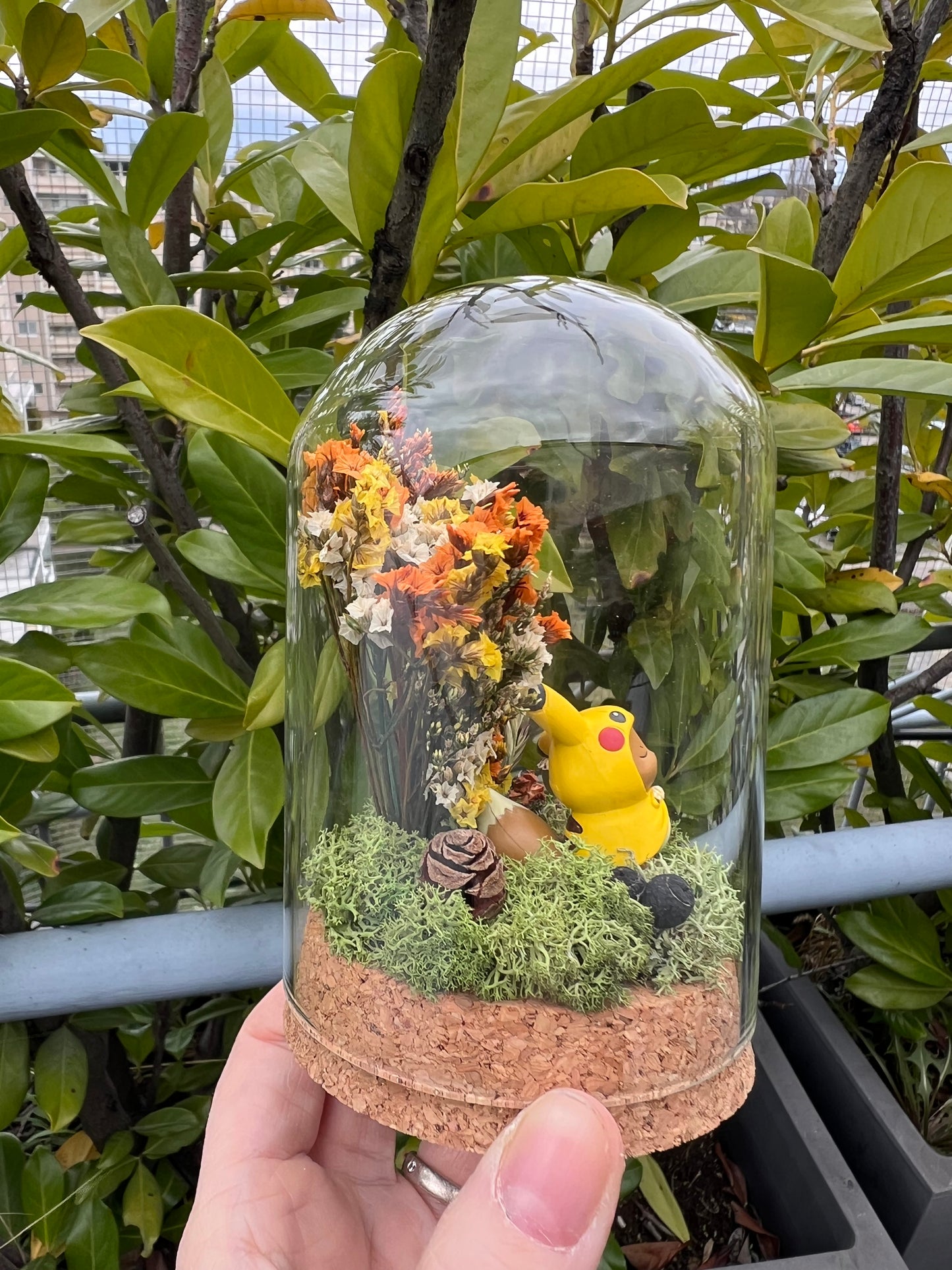 Miniaturwelt mit Evoli im Pikachu Kostüm