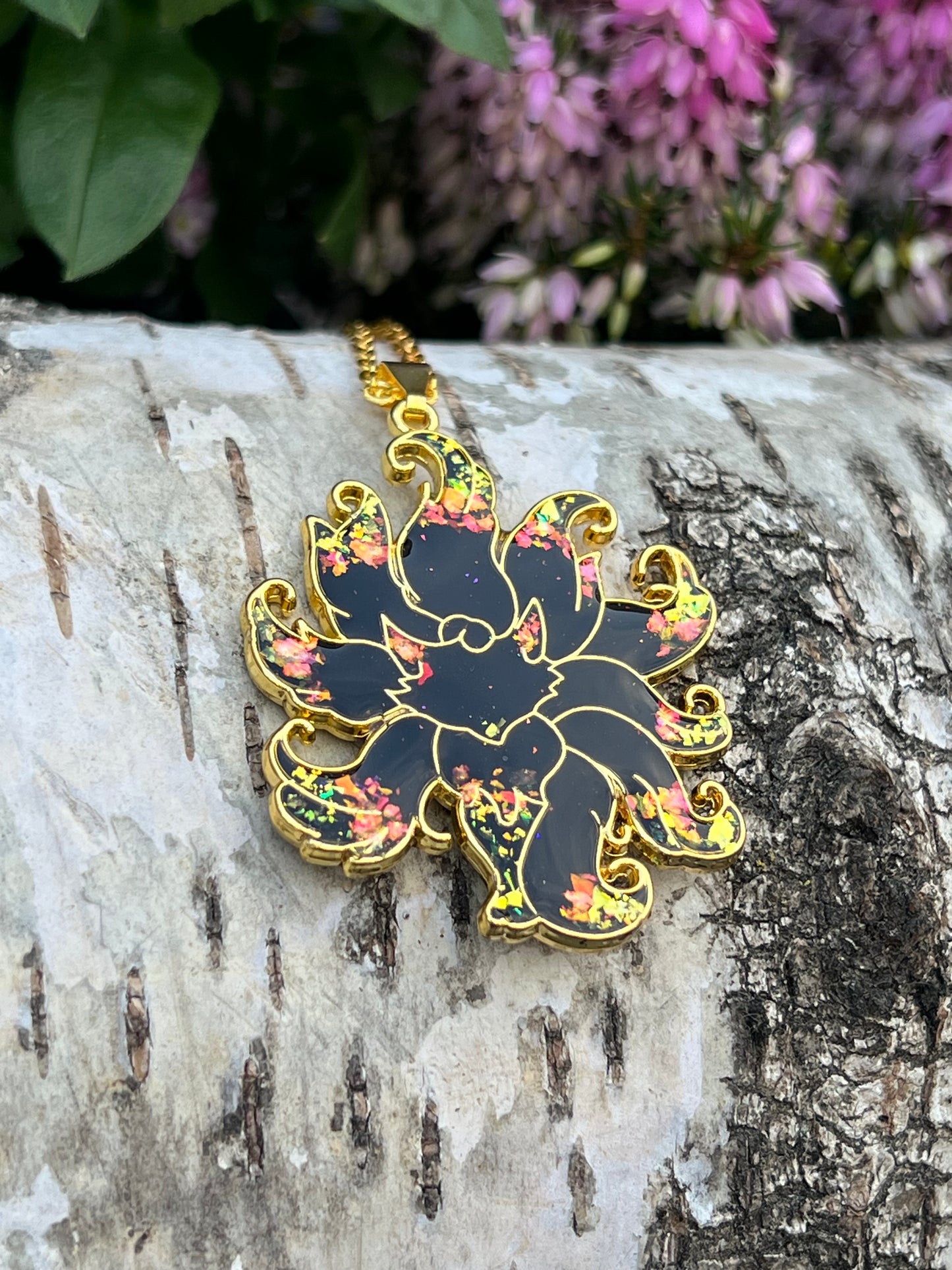 Neunschwänziger Fuchs Halskette in schwarz/rot/gold Glitzernd Gold