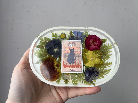 Schmuckschale mit Blumen und Tarotkarte